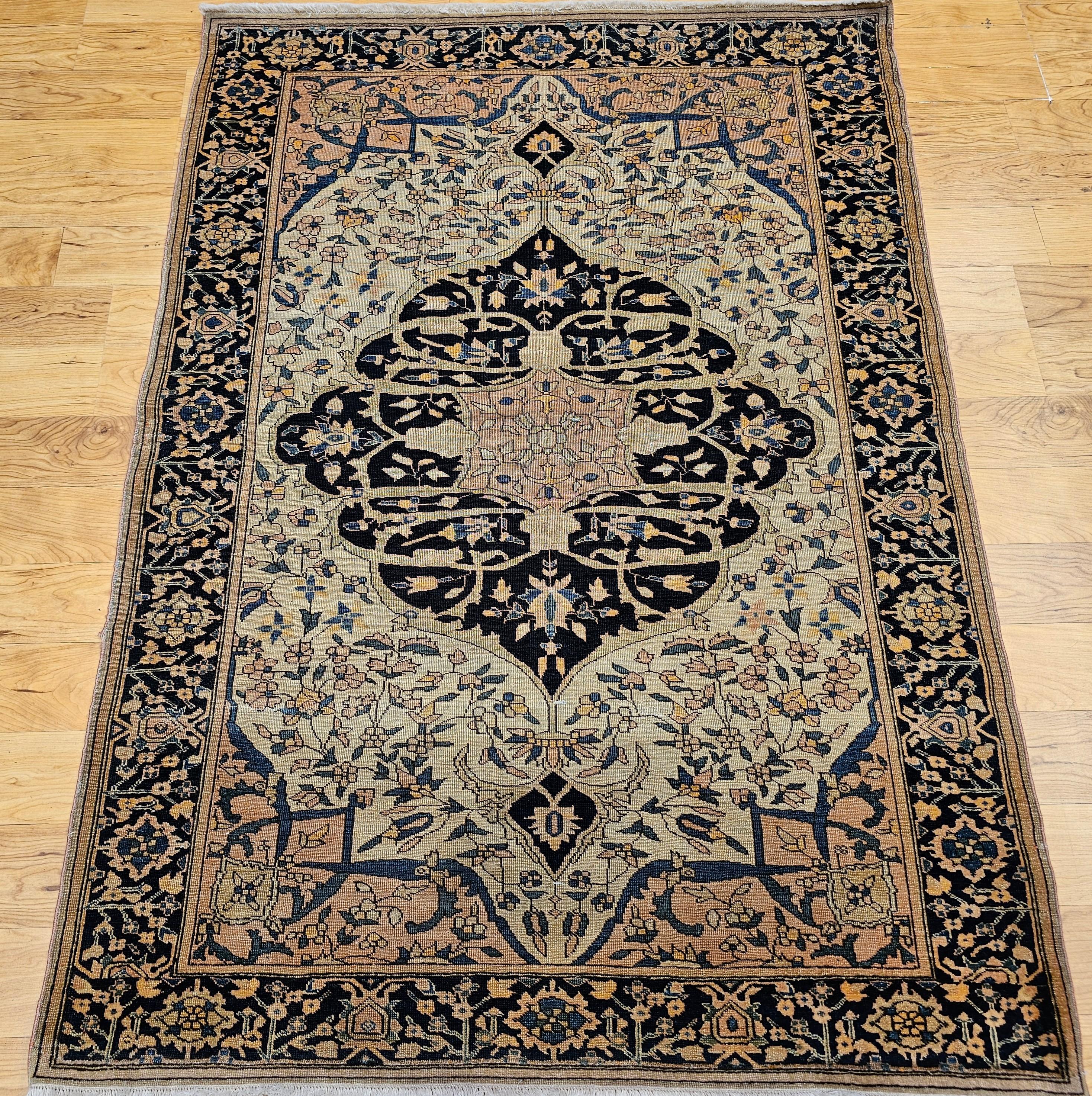 Persischer Farahan-Teppich aus dem 19. Jahrhundert mit wunderschönem, geschwungenem Muster und einer herrlich reichen Farbpalette.  Der Teppich vereint Schönheit, raffiniertes Design und eine Palette von Naturfarben in diesem persischen Meisterwerk
