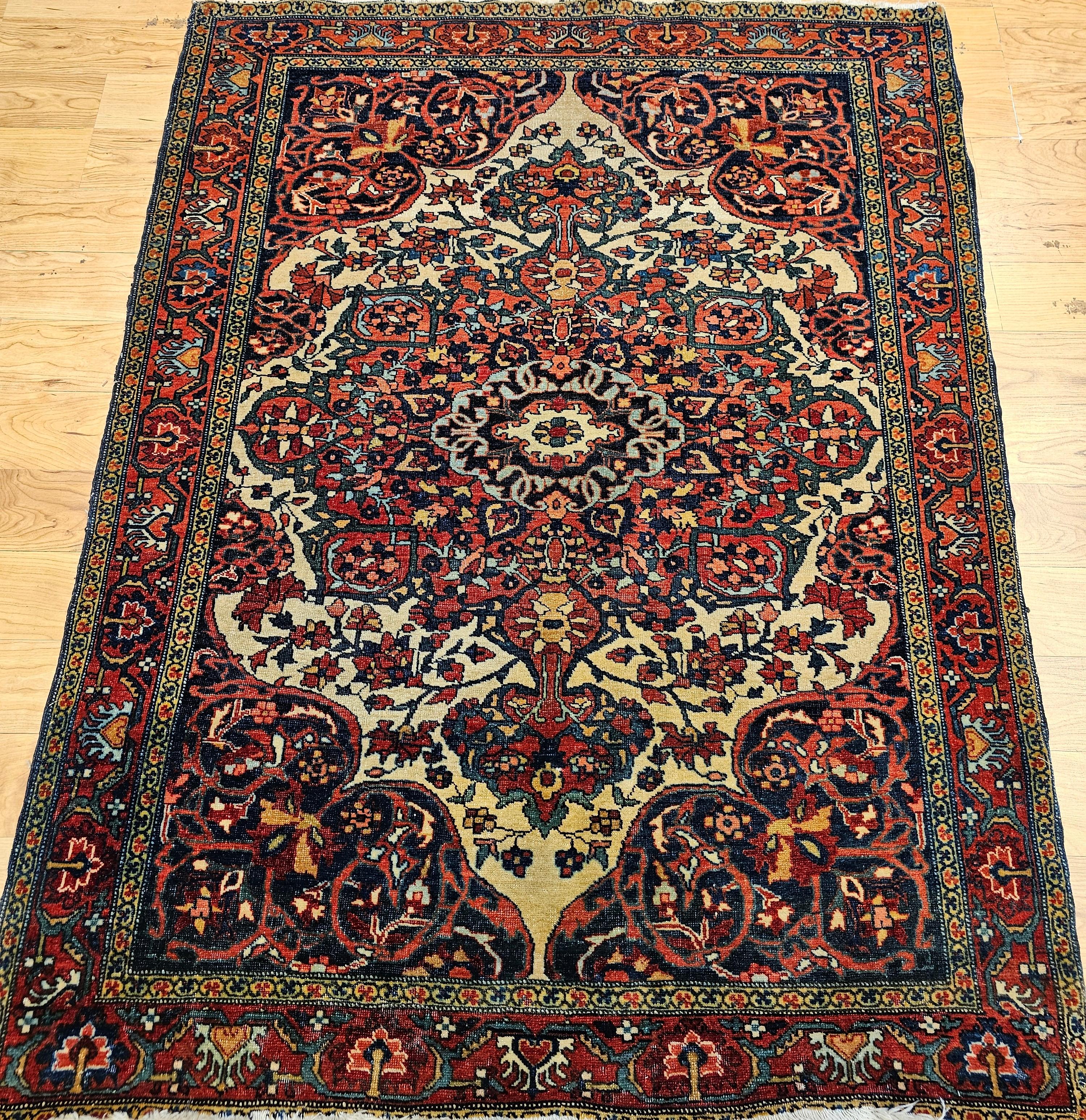 Tappeto persiano Farahan del XIX secolo con un bellissimo disegno curvilineo e una meravigliosa e ricca tavolozza di colori.  Il tappeto unisce bellezza, design sofisticato e tinture naturali in questo capolavoro persiano del quarto trimestre del