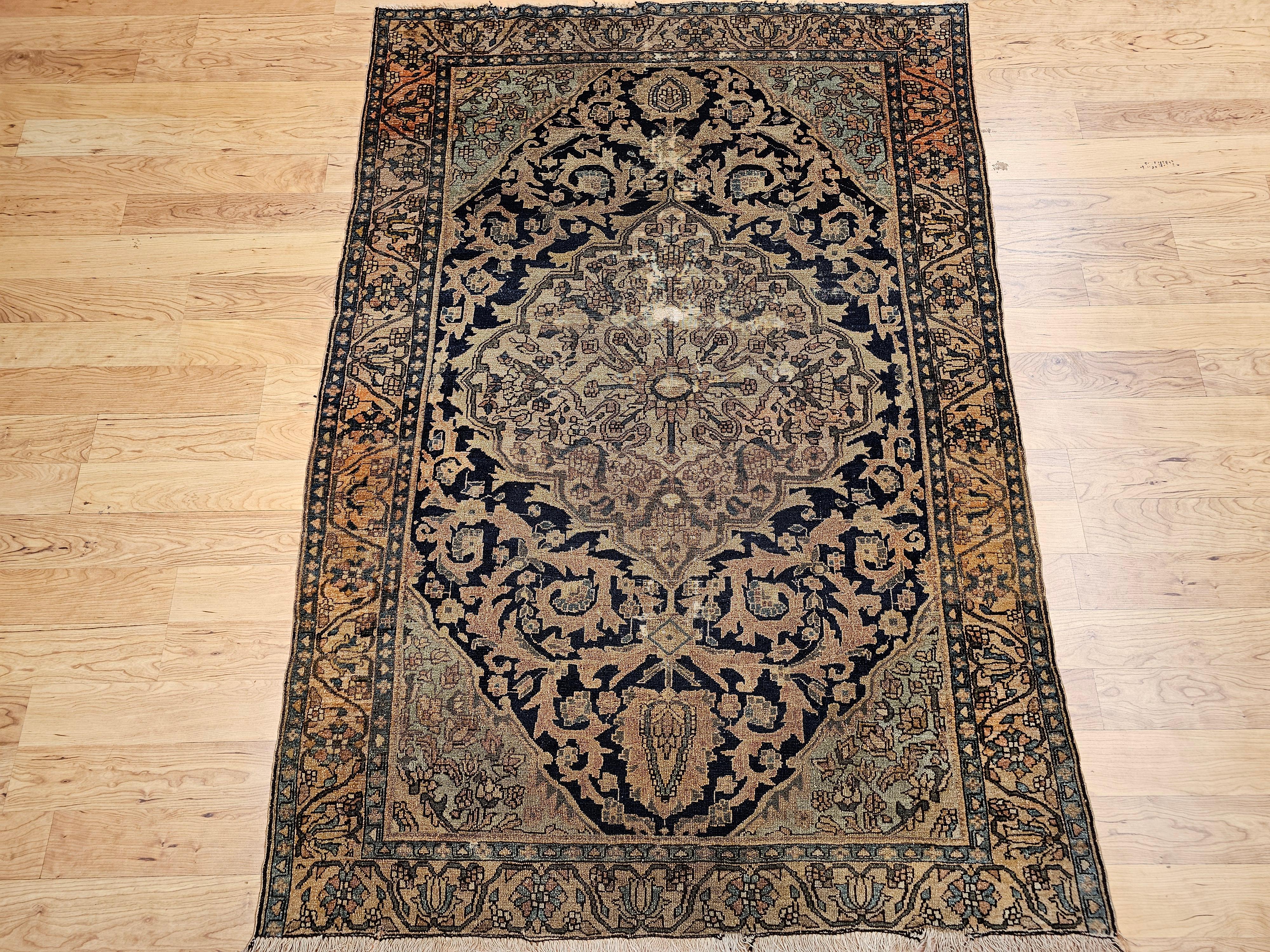 Esempio straordinario di tessitura di villaggio persiano del XIX secolo, questo tappeto Farahan incarna bellezza, raffinatezza e maestria culturale. Tessuto a mano in Persia alla fine del 1800, questo pezzo presenta il classico disegno del giardino