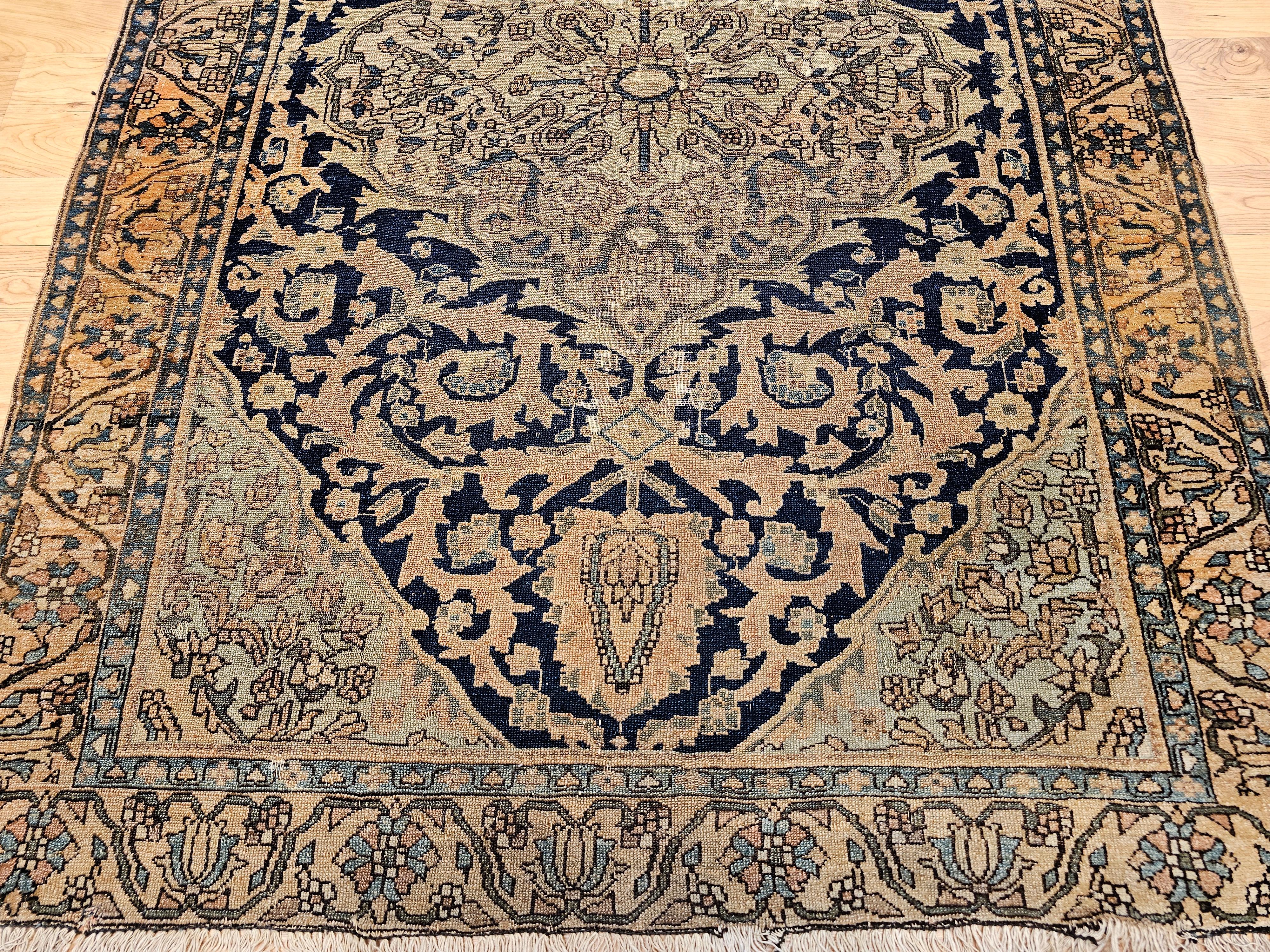 Persiano Tappeto persiano Sarouk Farahan del XIX secolo in avorio, marina, verde e blu in vendita