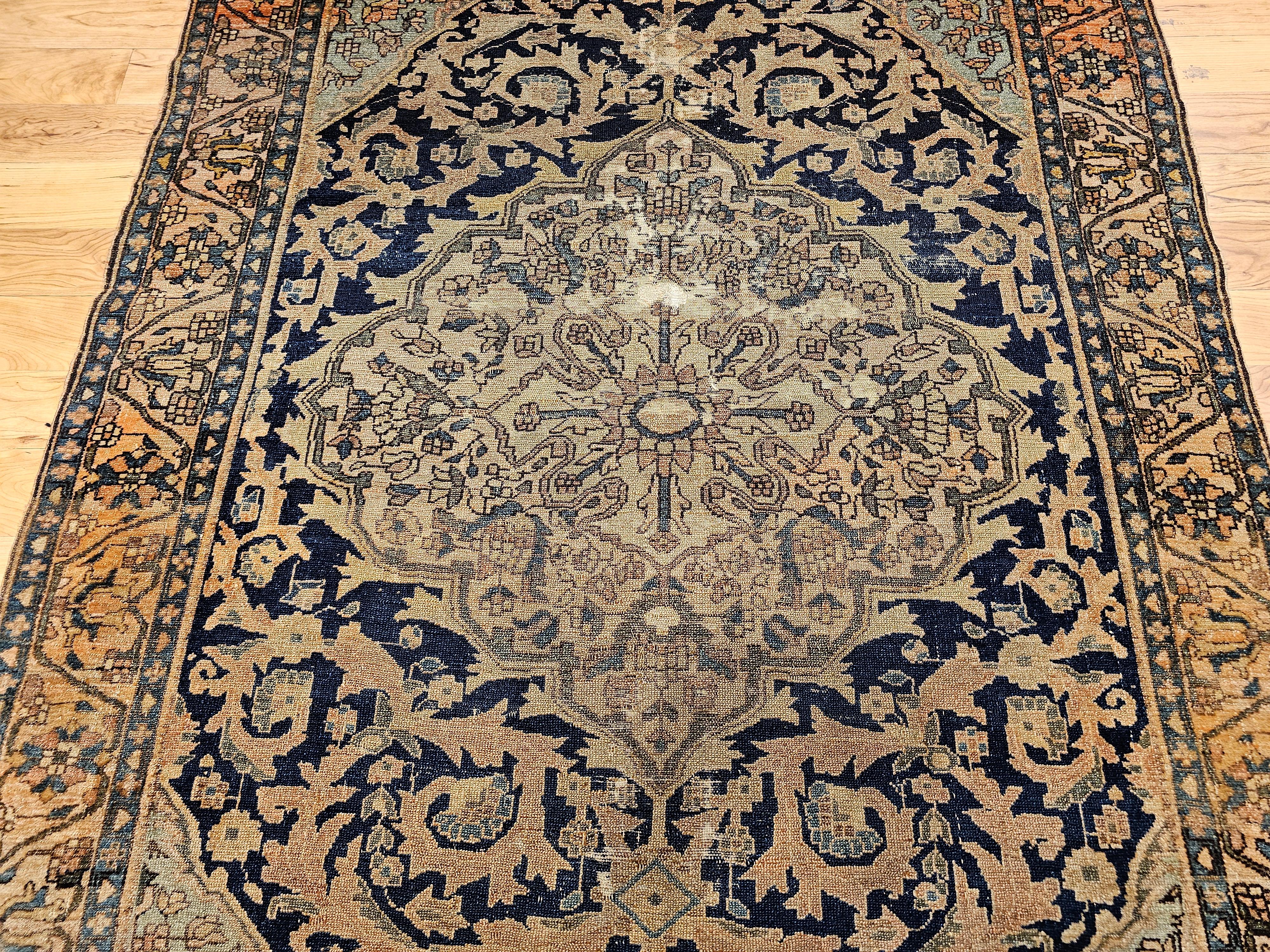 Tintura vegetale Tappeto persiano Sarouk Farahan del XIX secolo in avorio, marina, verde e blu in vendita
