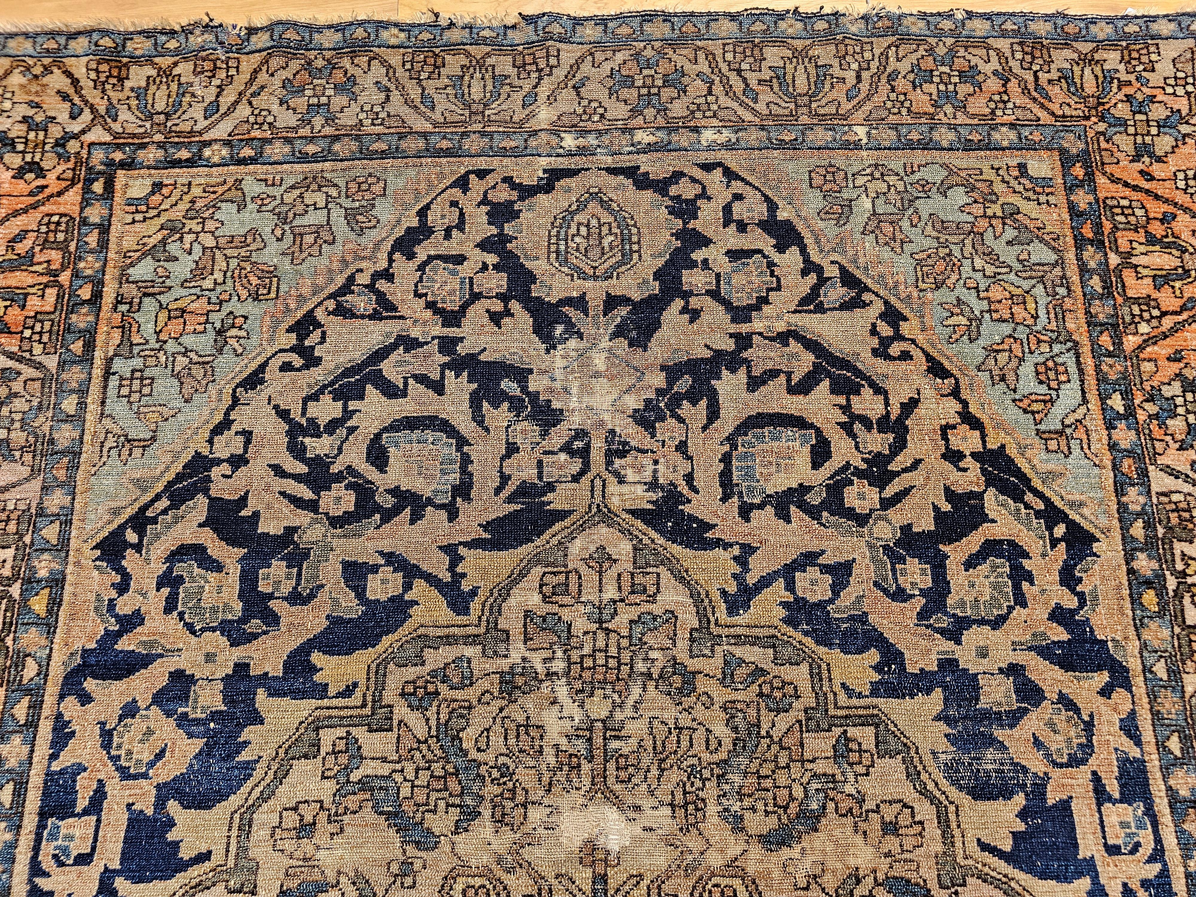 Tappeto persiano Sarouk Farahan del XIX secolo in avorio, marina, verde e blu In condizioni buone in vendita a Barrington, IL