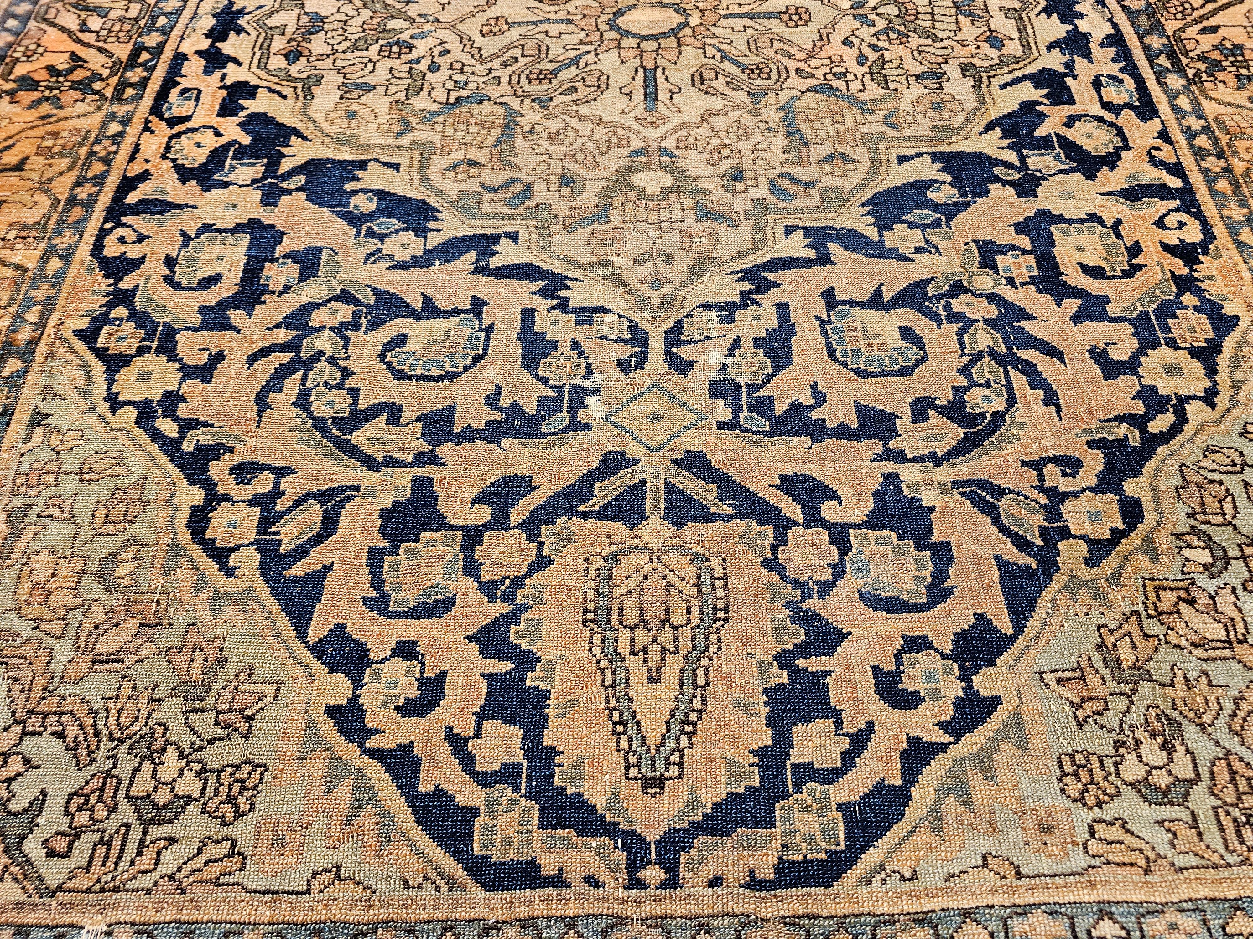 Tappeto persiano Sarouk Farahan del XIX secolo in avorio, marina, verde e blu in vendita 1