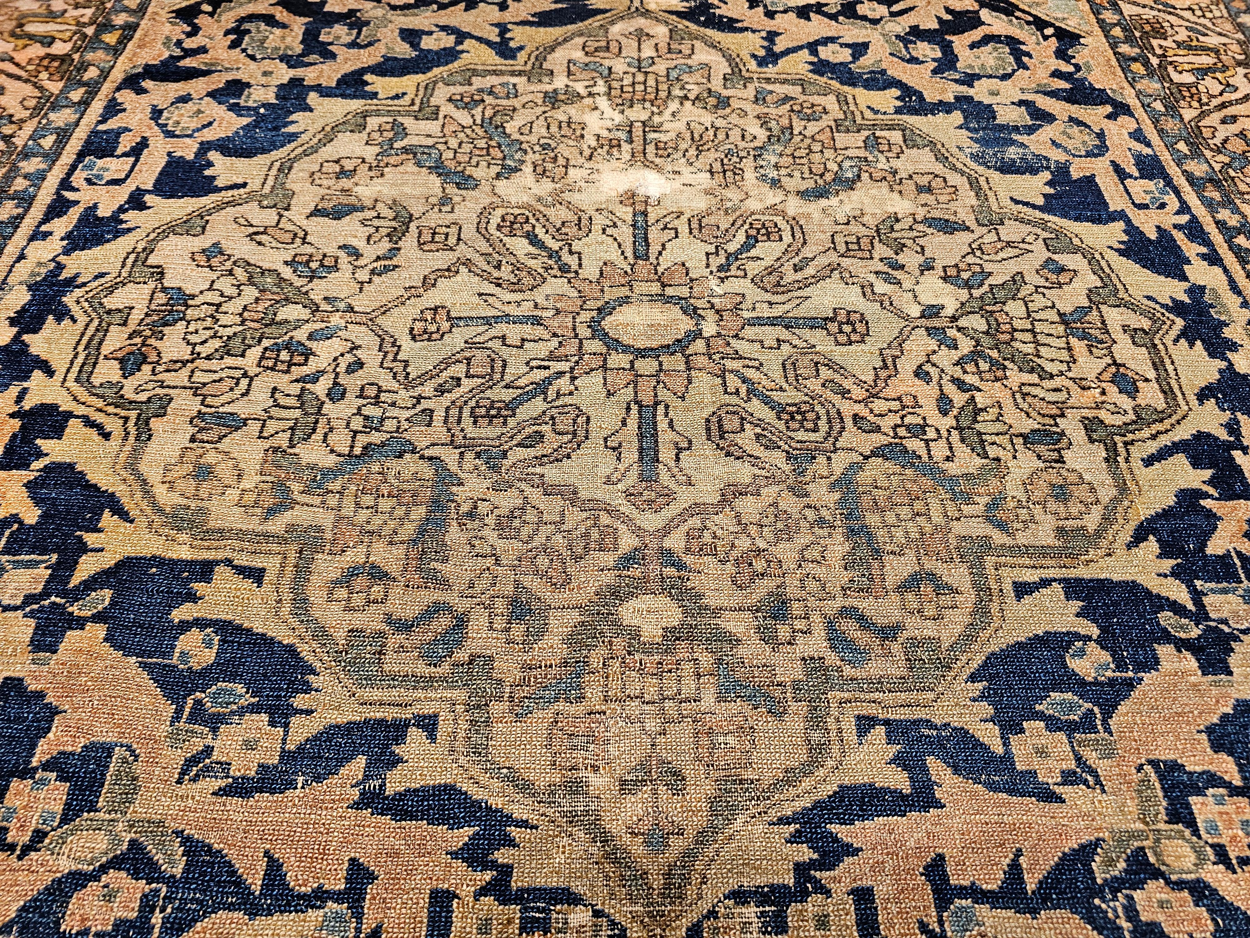 Tappeto persiano Sarouk Farahan del XIX secolo in avorio, marina, verde e blu in vendita 2