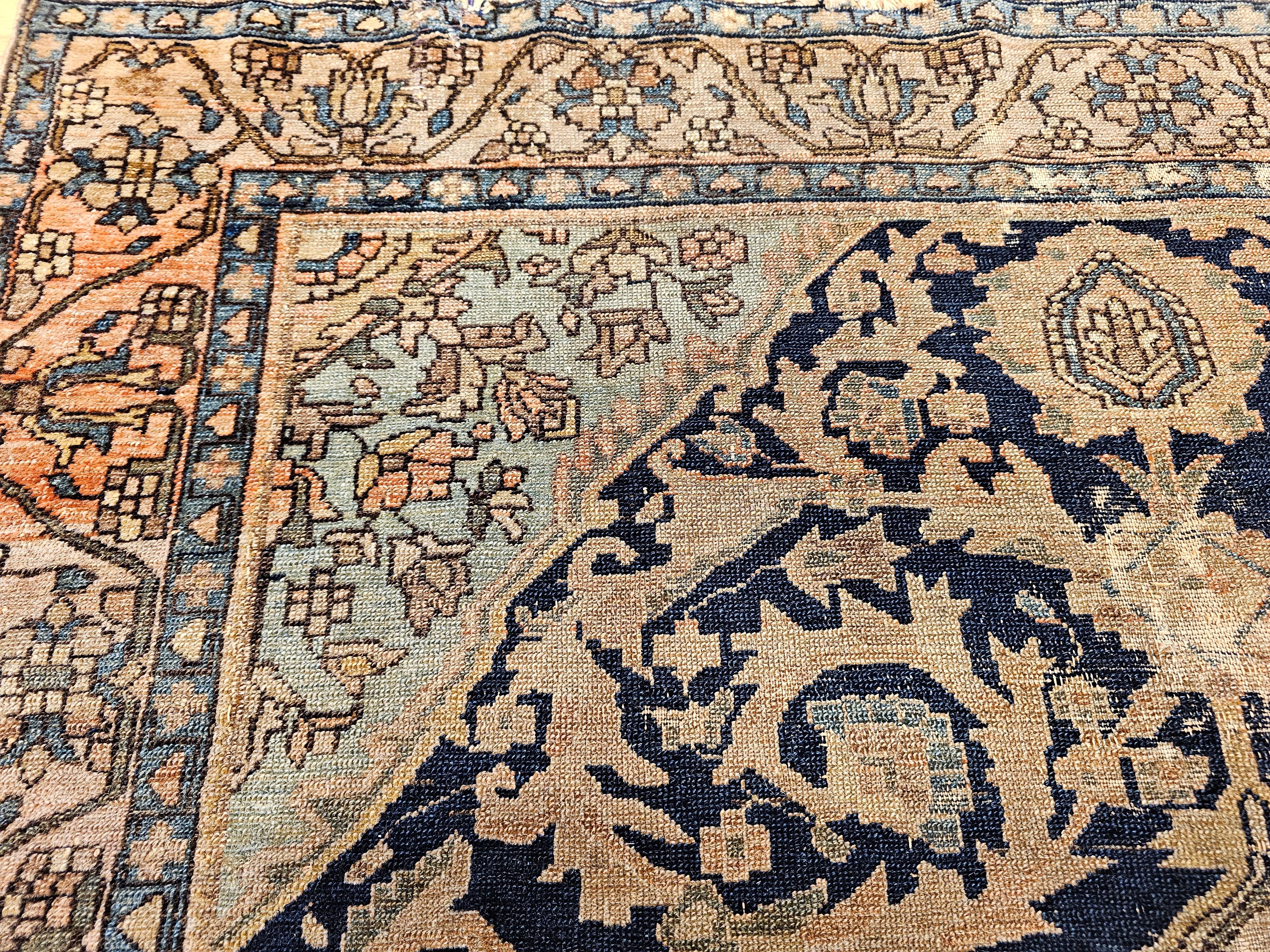 Tappeto persiano Sarouk Farahan del XIX secolo in avorio, marina, verde e blu in vendita 3