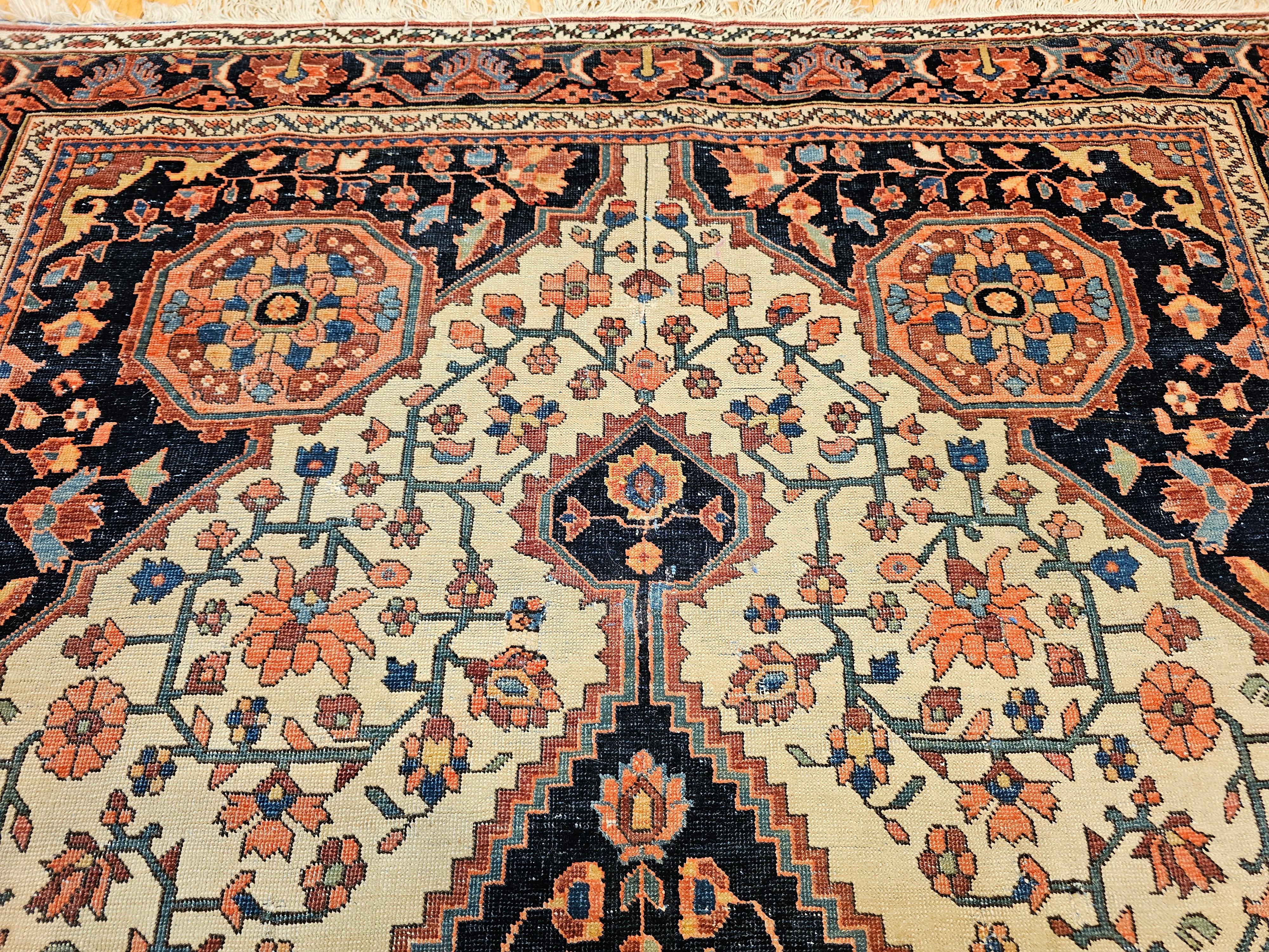 Tappeto persiano del XIX secolo Sarouk Farahan con motivo floreale in avorio e blu in vendita 4