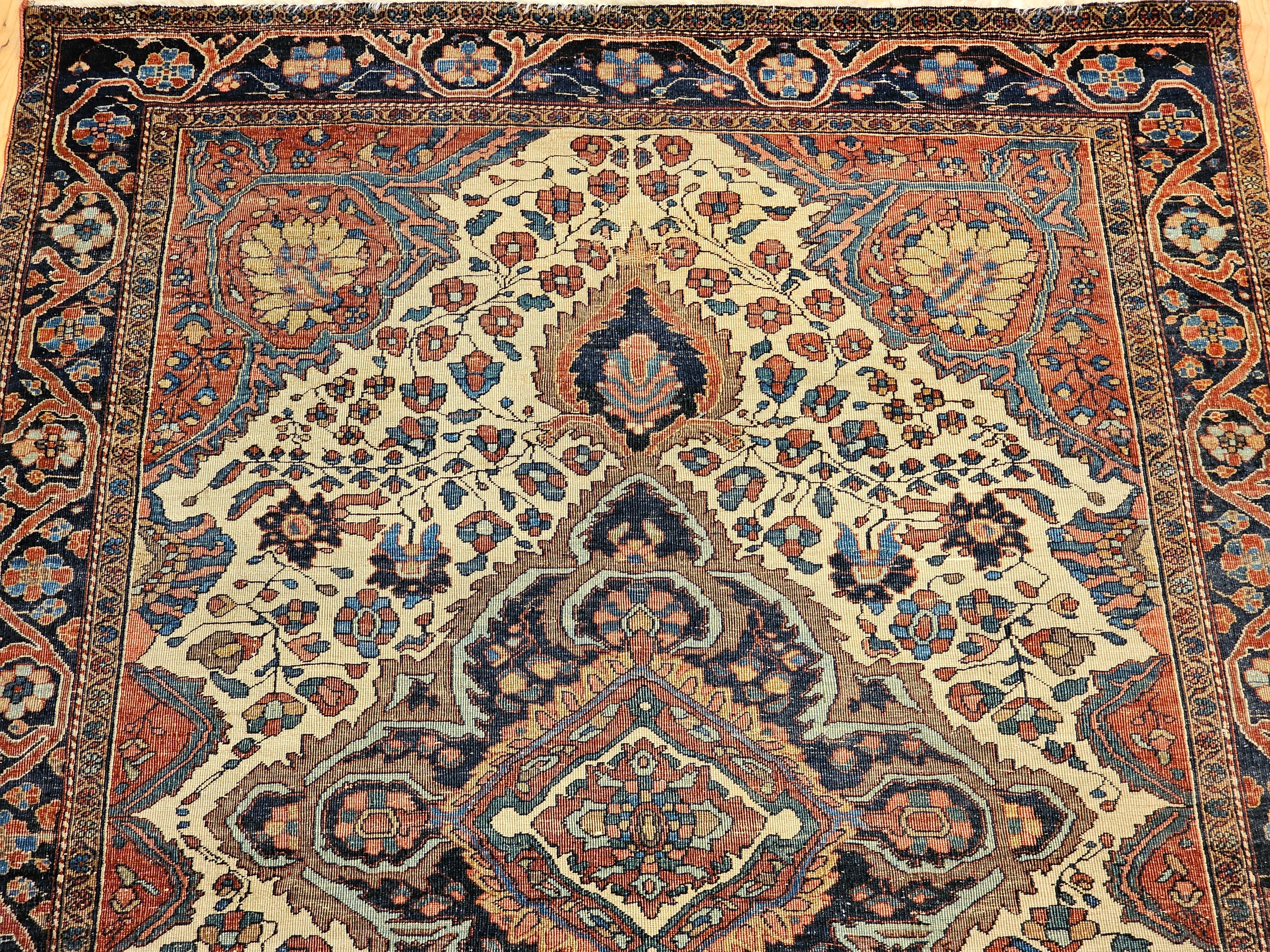 Persiano Tappeto persiano del XIX secolo Sarouk Farahan con motivo floreale in avorio e blu in vendita