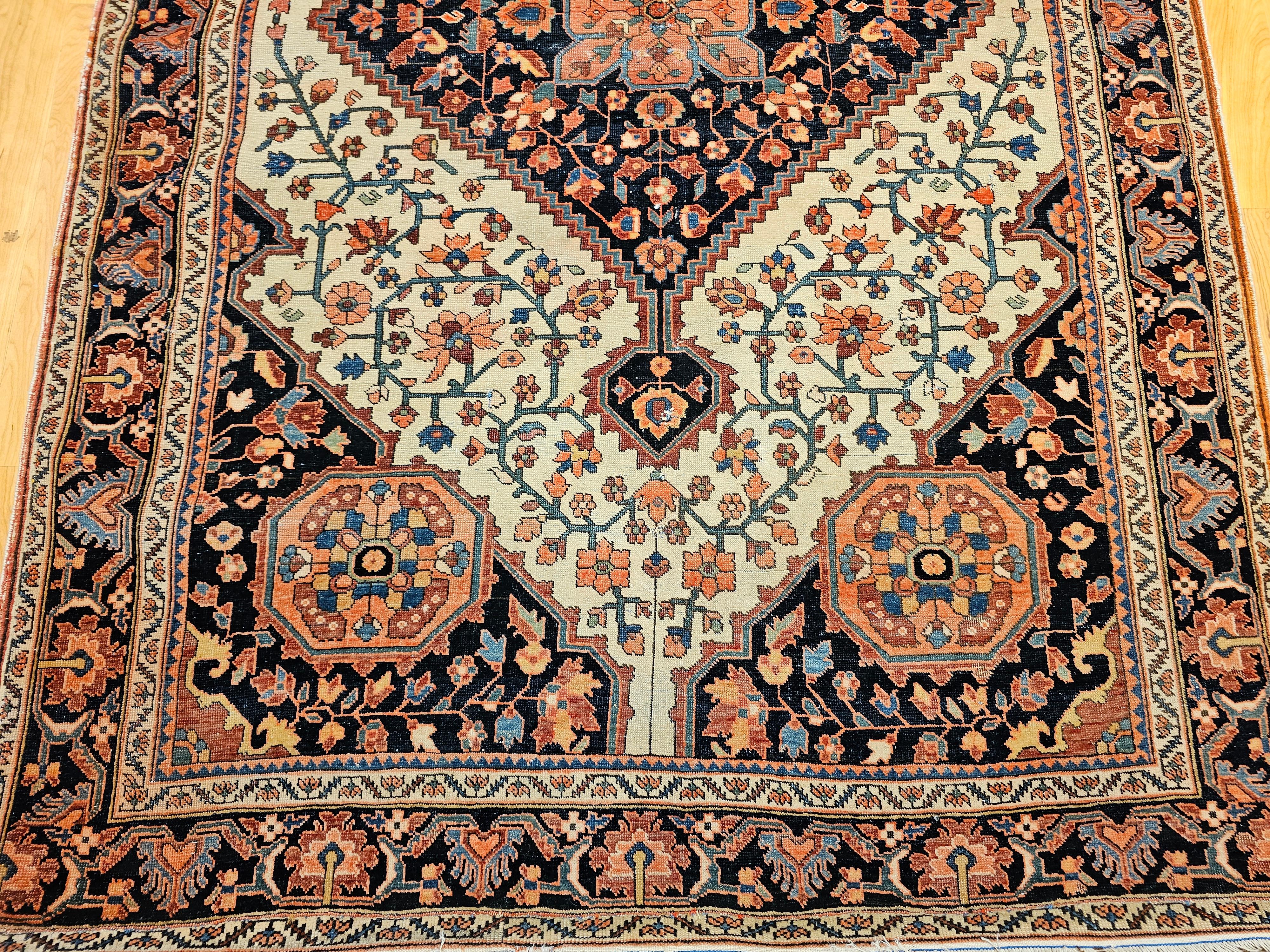 Persiano Tappeto persiano del XIX secolo Sarouk Farahan con motivo floreale in avorio e blu in vendita