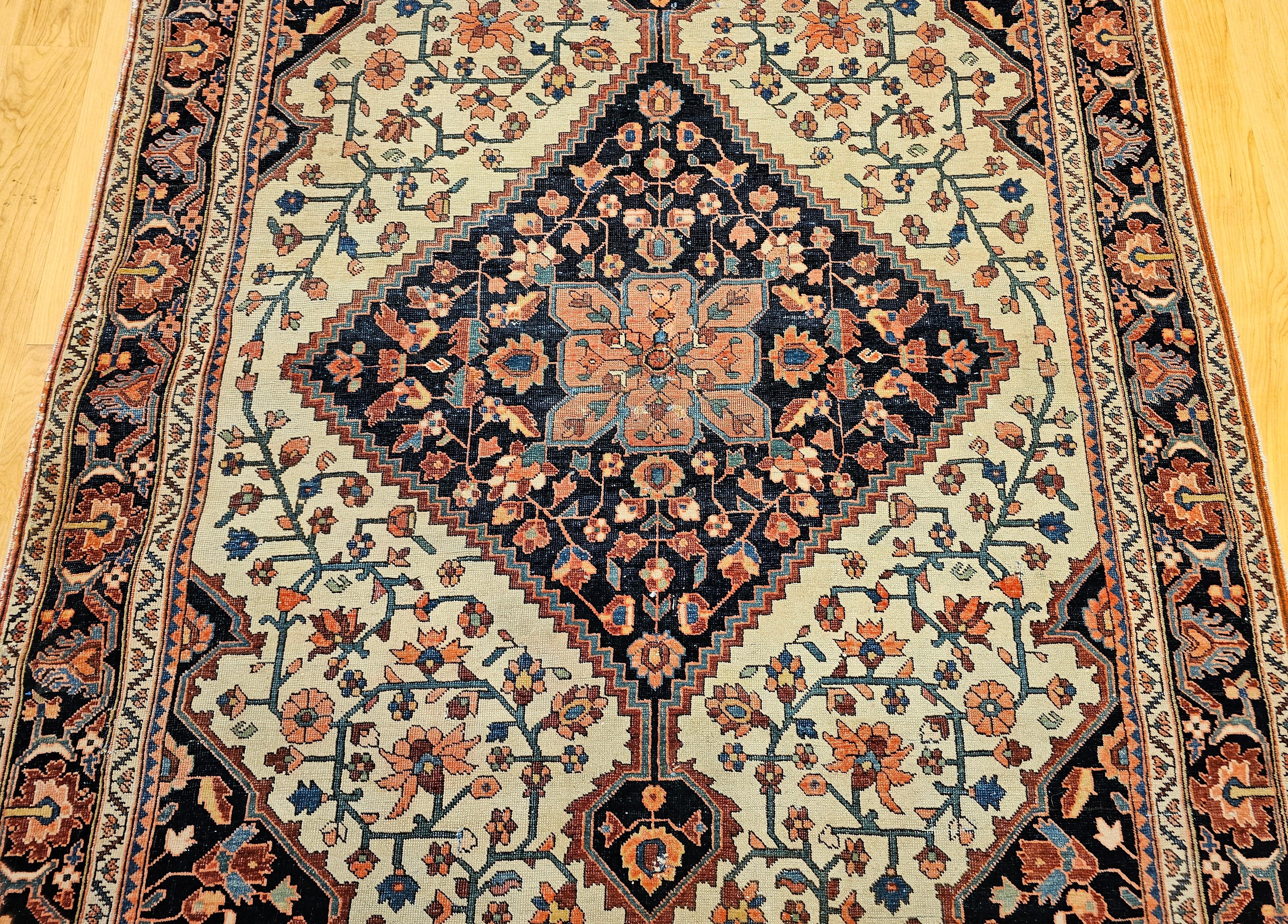 Tintura vegetale Tappeto persiano del XIX secolo Sarouk Farahan con motivo floreale in avorio e blu in vendita