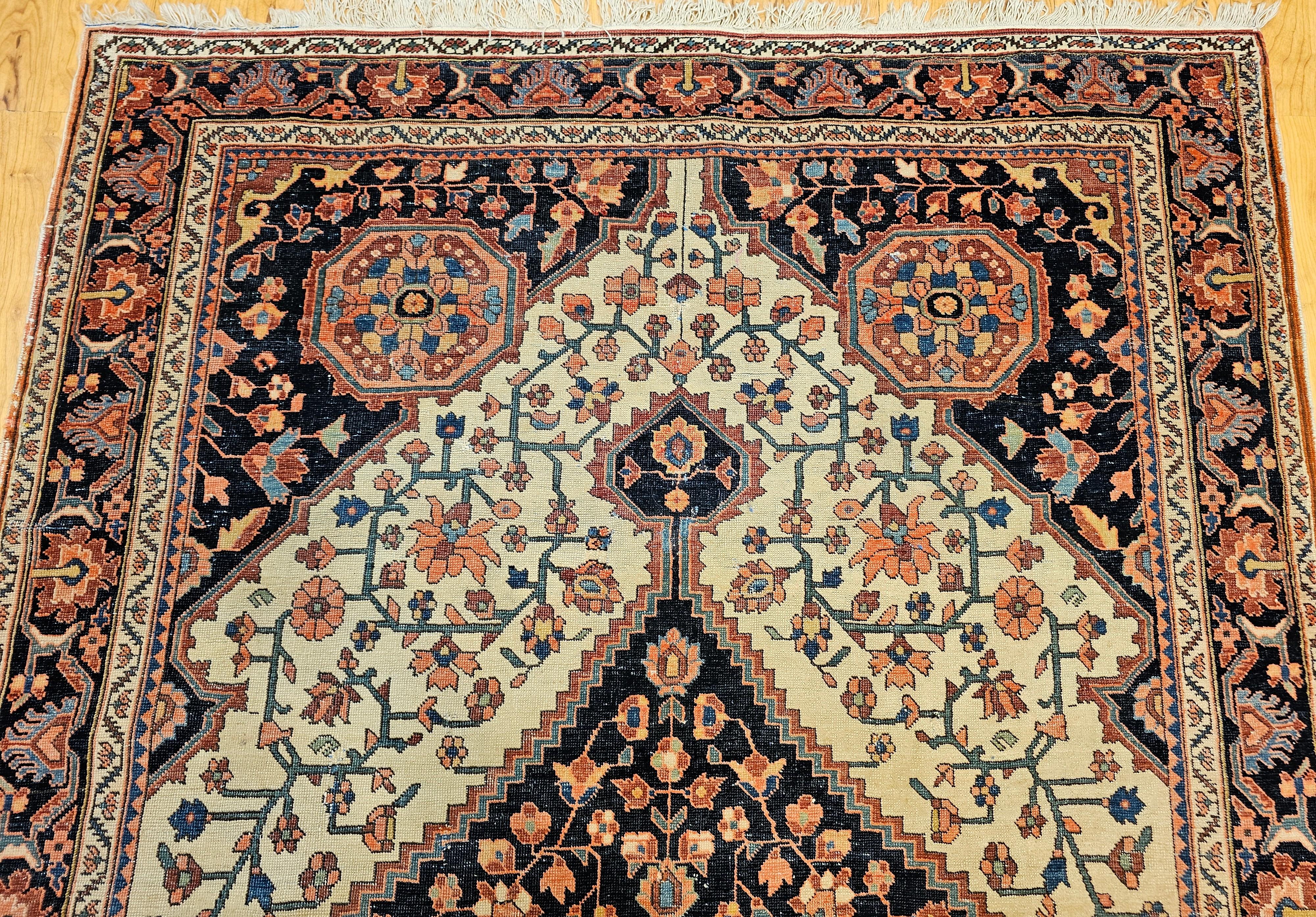 Tappeto persiano del XIX secolo Sarouk Farahan con motivo floreale in avorio e blu In condizioni buone in vendita a Barrington, IL