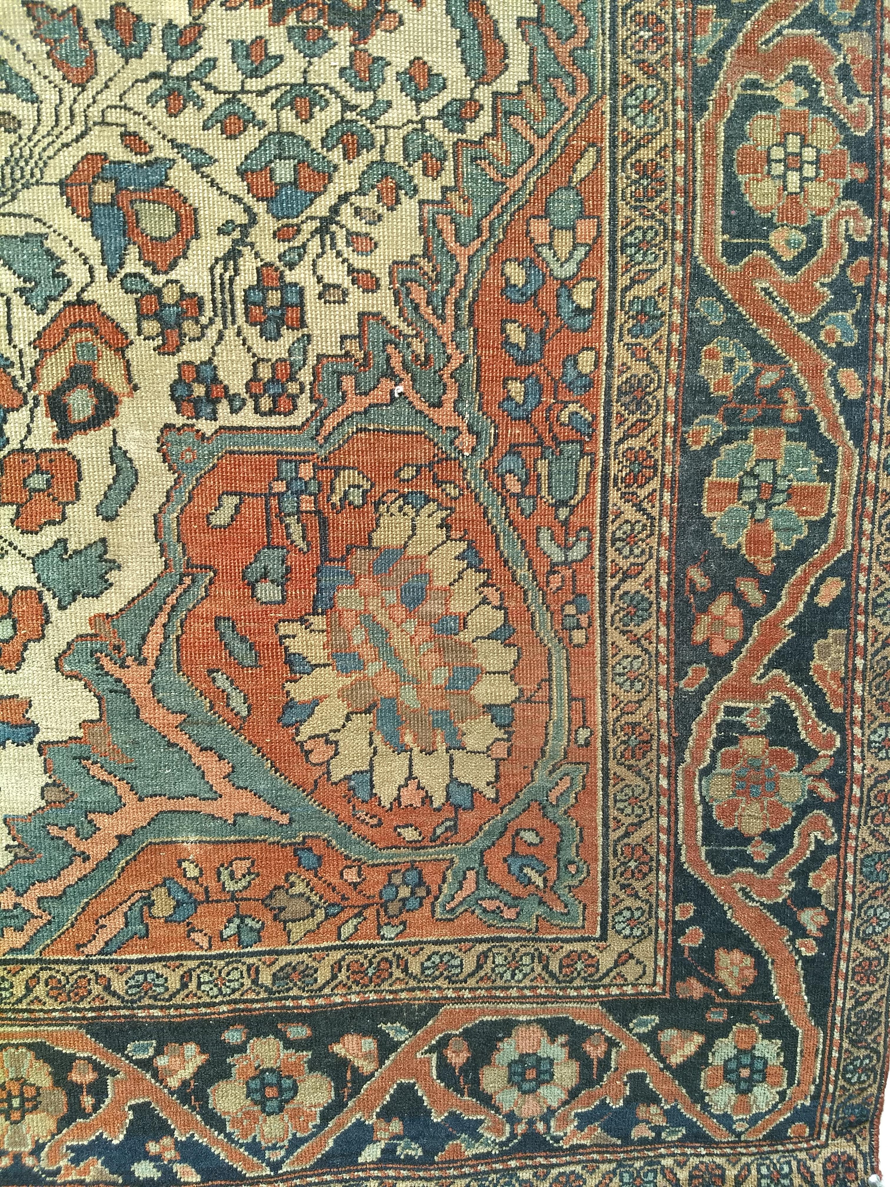 Lana Tappeto persiano del XIX secolo Sarouk Farahan con motivo floreale in avorio e blu in vendita