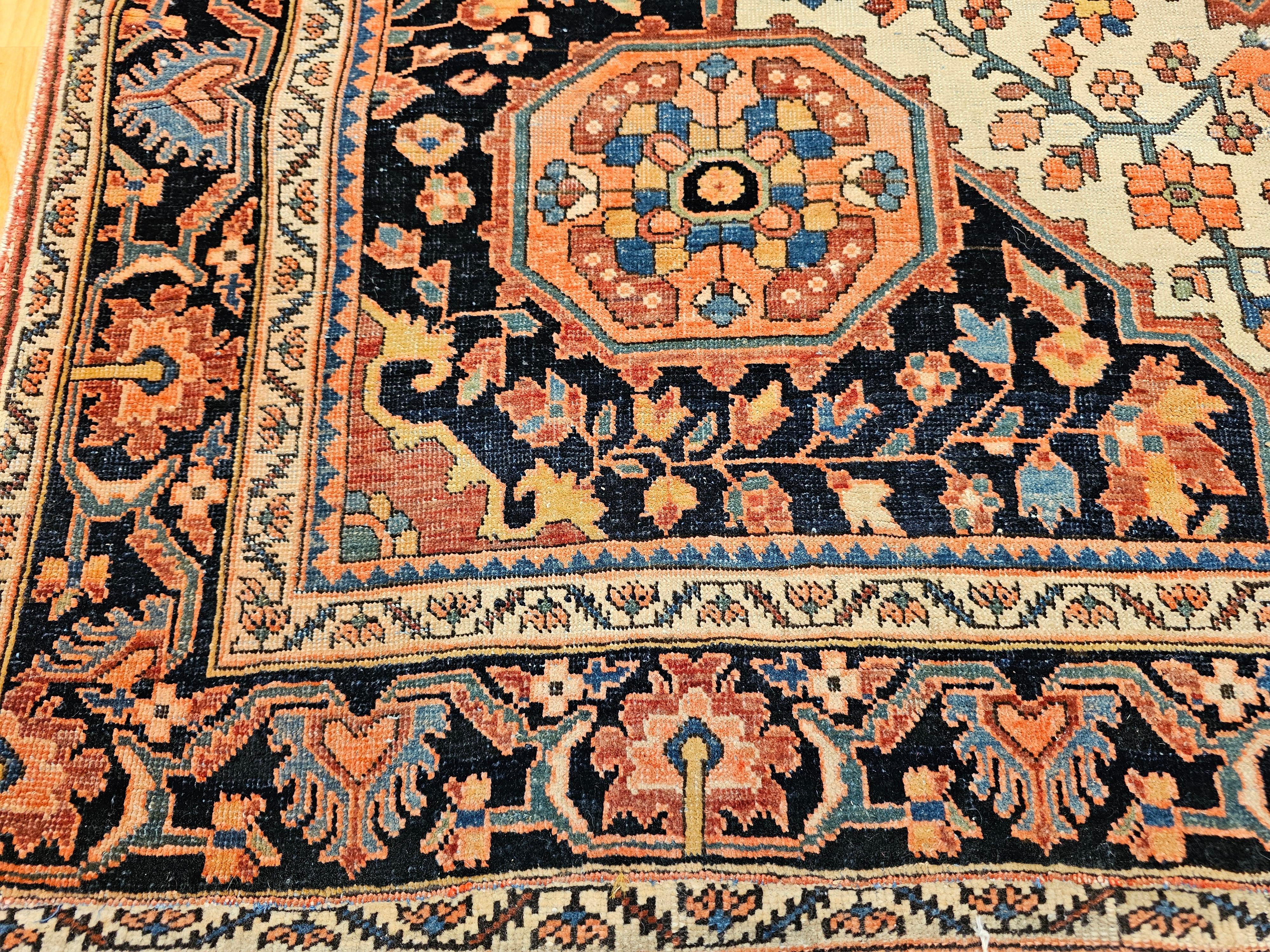 Lana Tappeto persiano del XIX secolo Sarouk Farahan con motivo floreale in avorio e blu in vendita