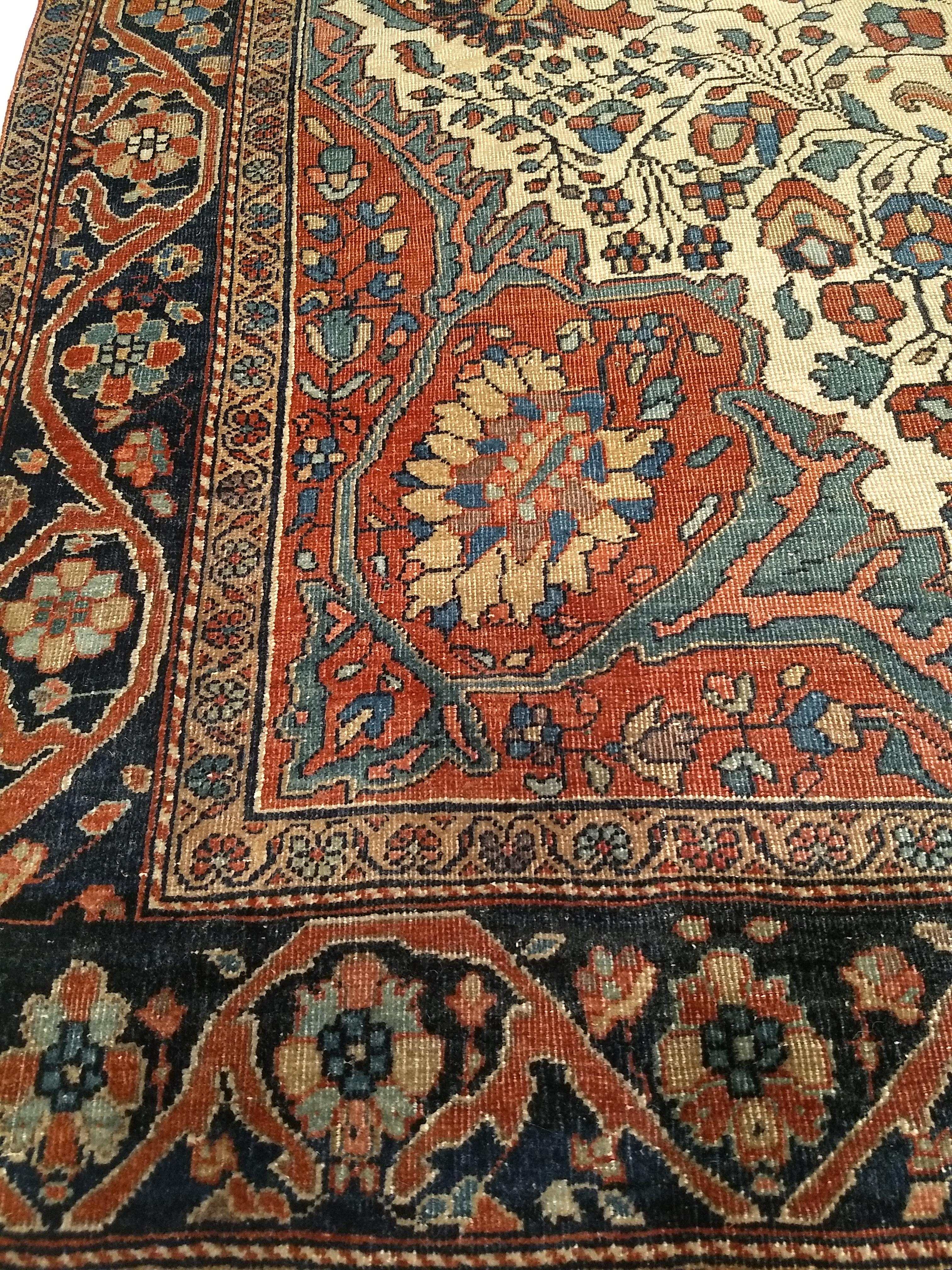 Tappeto persiano del XIX secolo Sarouk Farahan con motivo floreale in avorio e blu in vendita 1