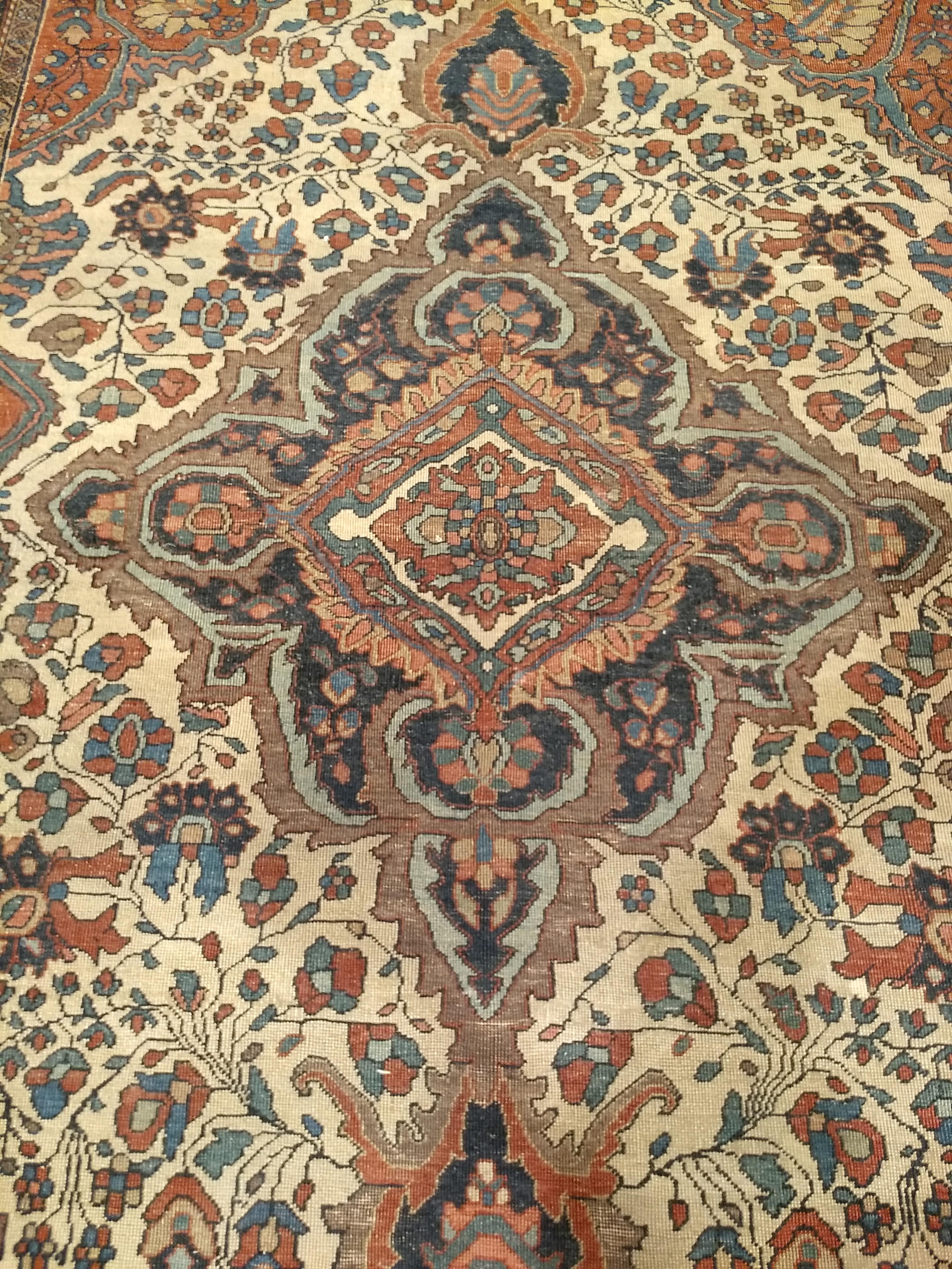 Tappeto persiano del XIX secolo Sarouk Farahan con motivo floreale in avorio e blu in vendita 2