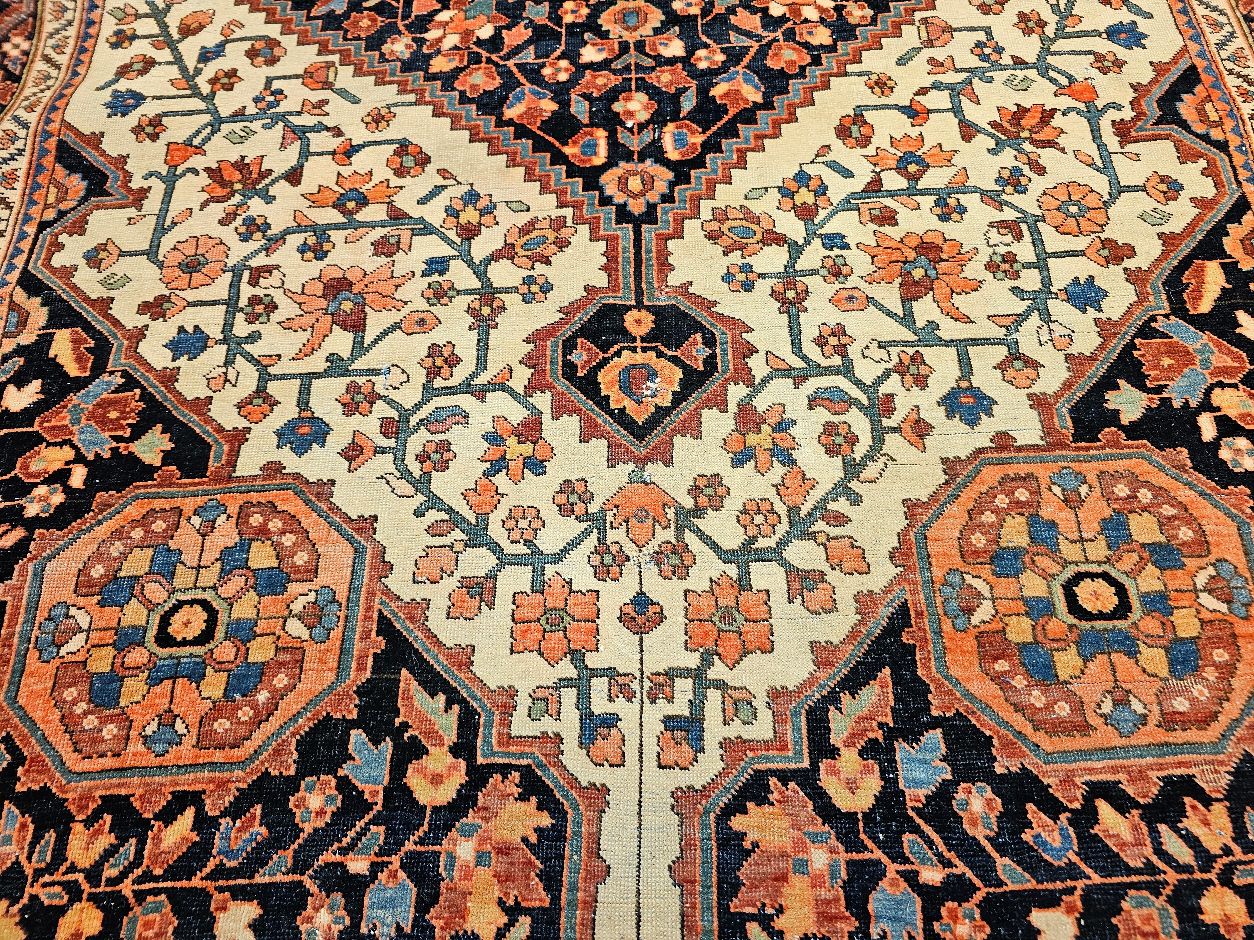 Tappeto persiano del XIX secolo Sarouk Farahan con motivo floreale in avorio e blu in vendita 2