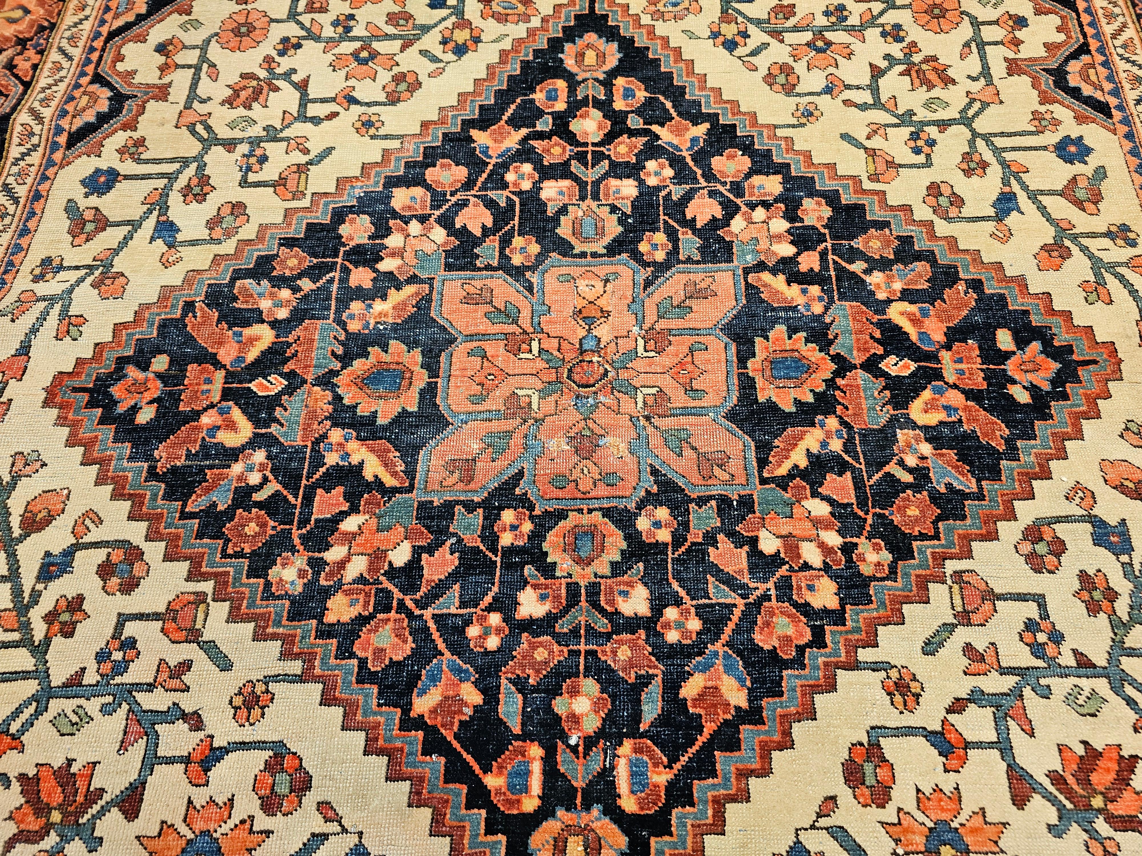 Tappeto persiano del XIX secolo Sarouk Farahan con motivo floreale in avorio e blu in vendita 3