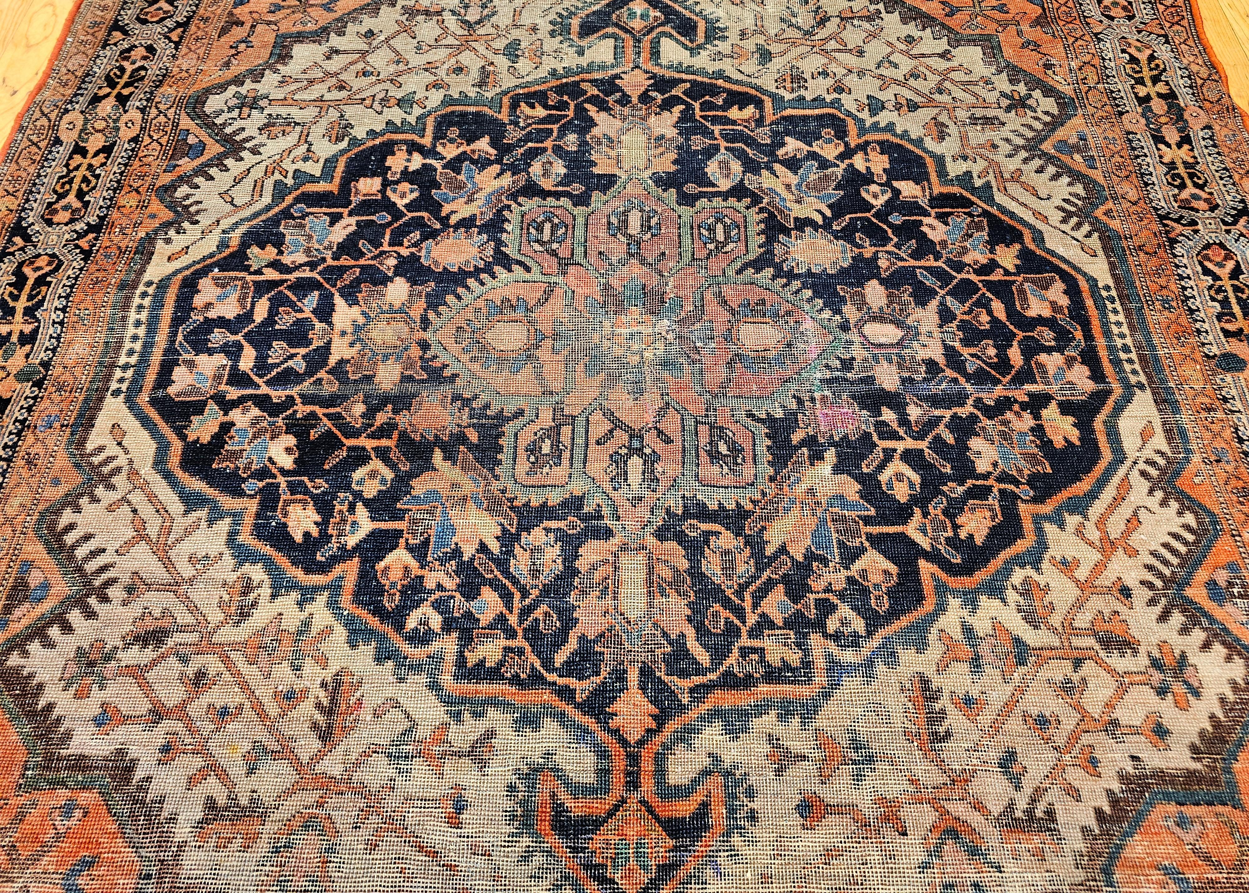 Tintura vegetale Sarouk Farahan persiano del XIX secolo con motivo floreale in vendita