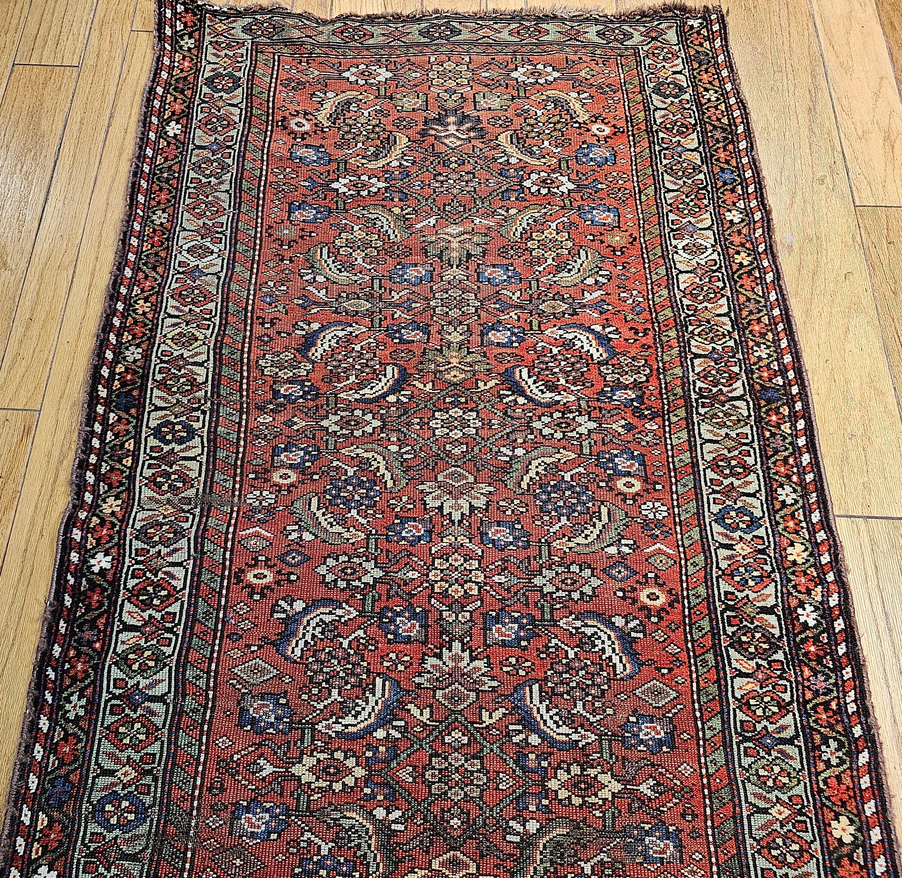 Bellissima passatoia persiana Farahan della fine del 1800. Il motivo Herati sullo sfondo rosso ruggine con un bordo color pistacchio, unico e raro, crea una combinazione di colori. Il campo di questo runner largo Farahan contiene motivi Herati con