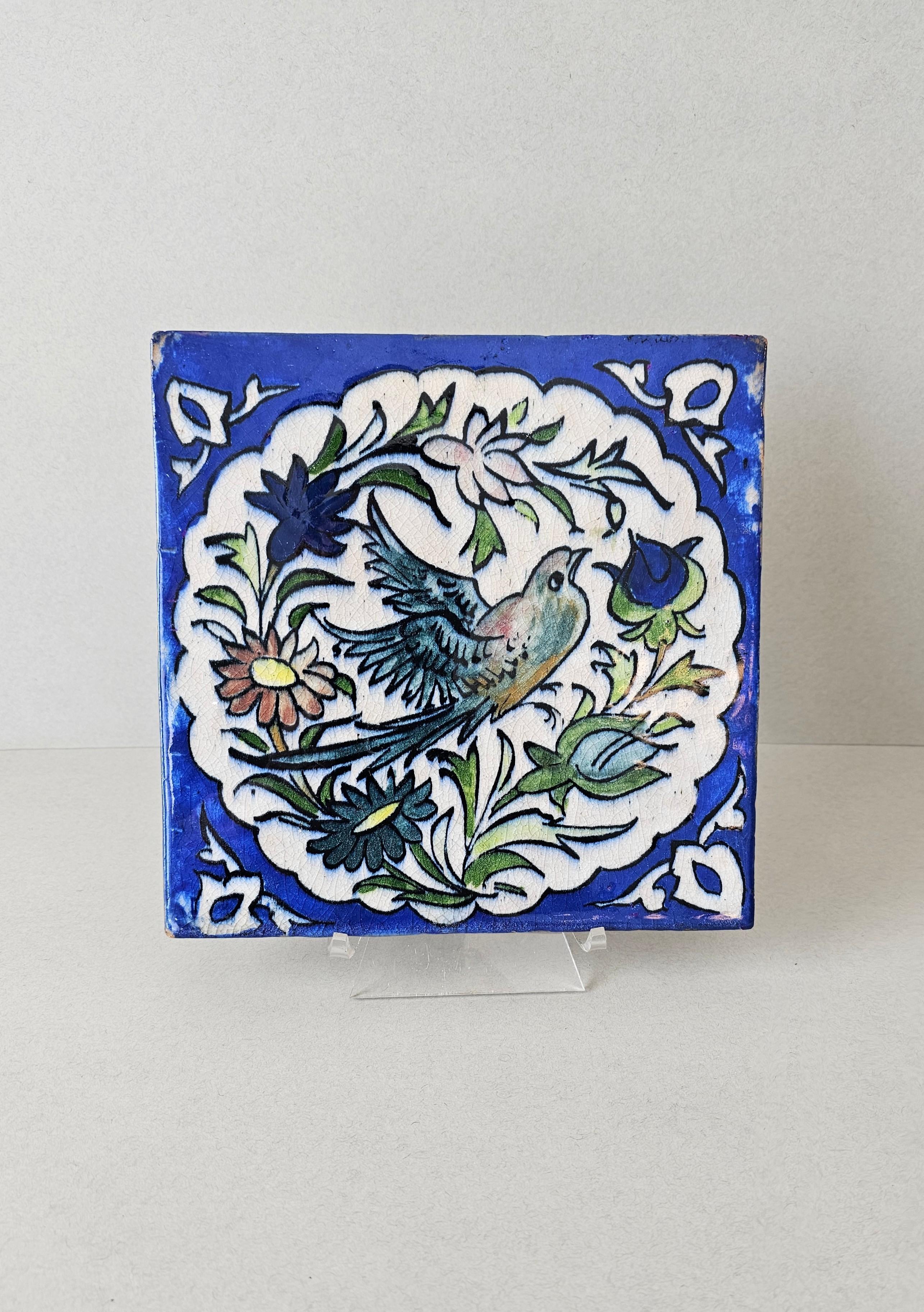 Exquisit handbemalte keramische Wandfliese, Persien, 19. Jahrhundert, antikes architektonisches Bauelement, wunderschönes farbiges Kunstwerk, das einen Vogel mit Blumen darstellt. 

Provenienz:
Aus dem Nachlass von Margaret 