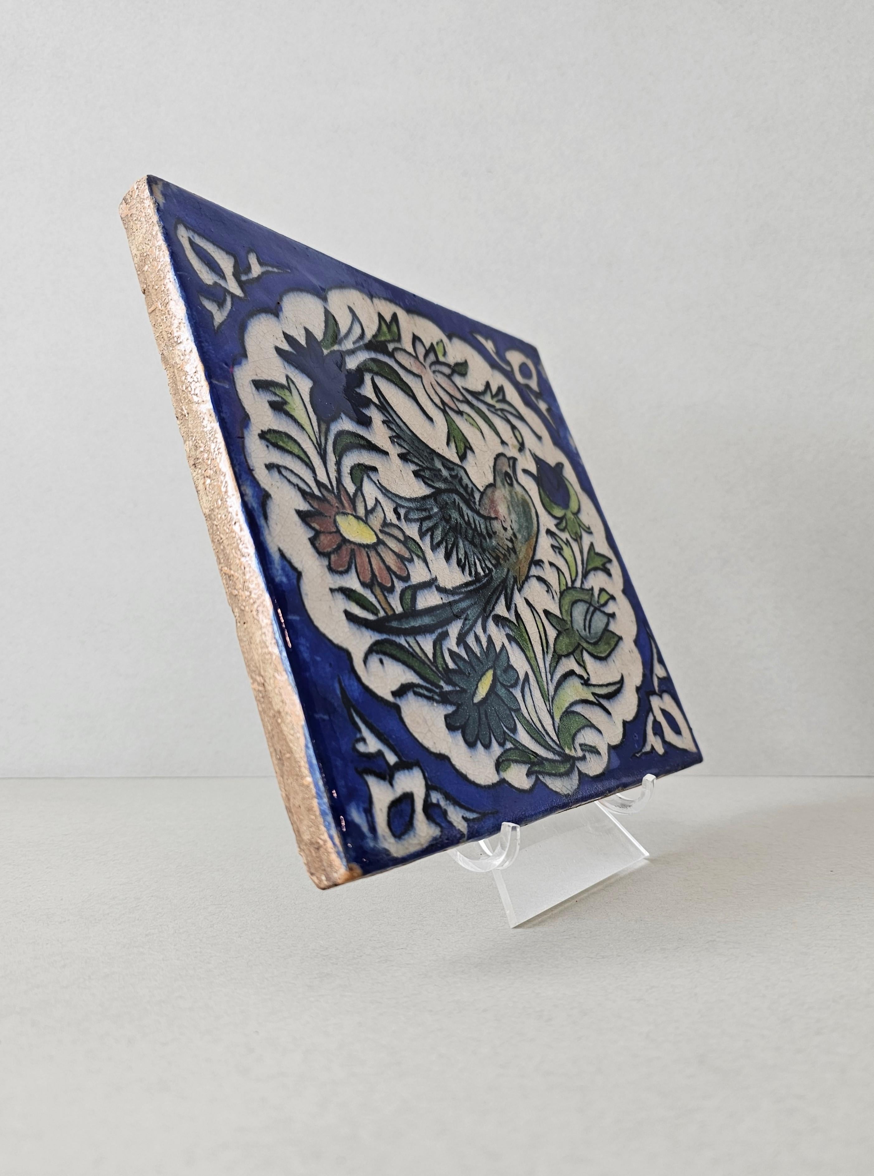 Persische handbemalte keramische Wandfliese aus dem 19.  (Islamisch) im Angebot