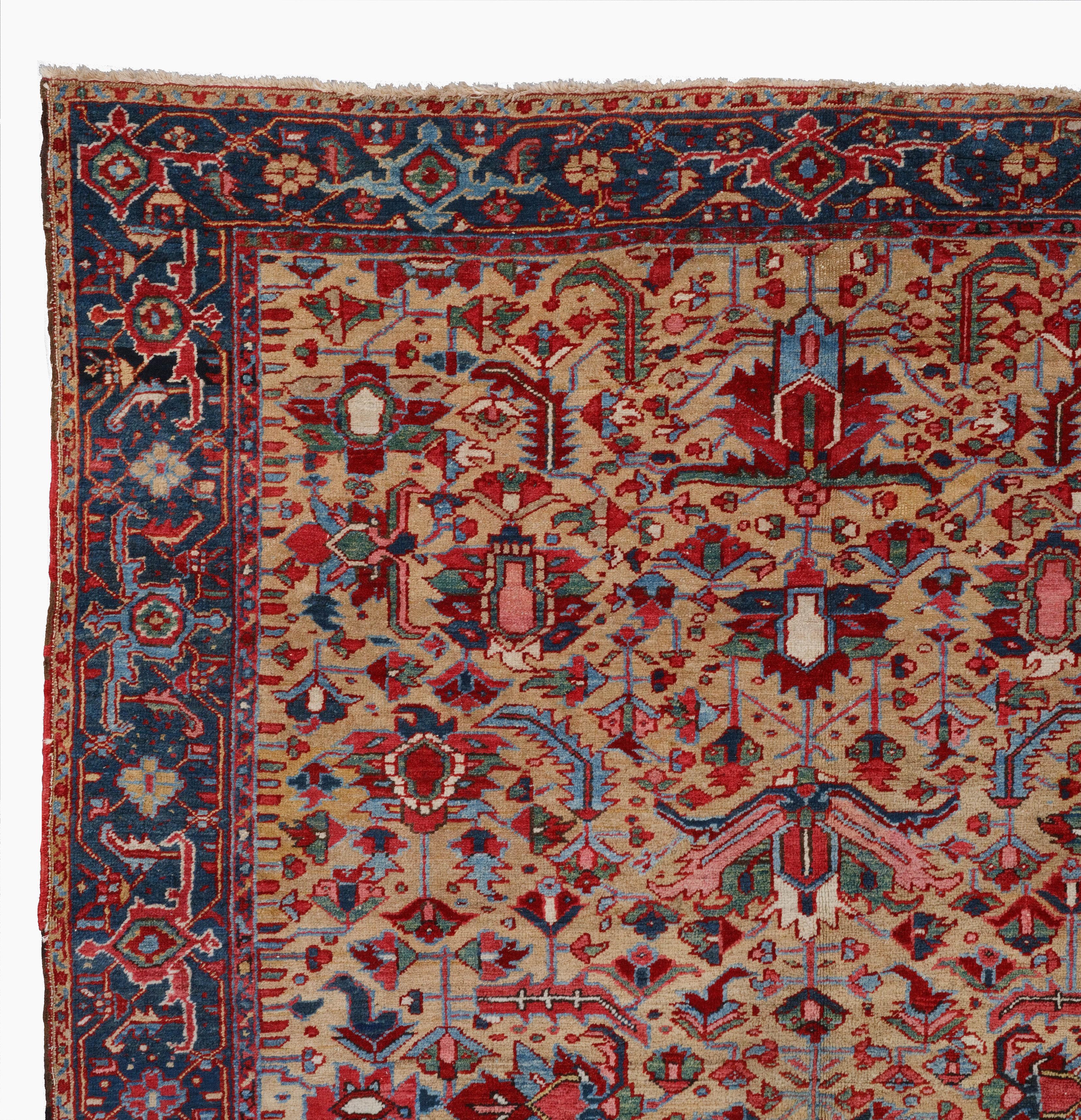 Antique Heriz Rug - 19th Century Persian Heriz Carpet In Good Condition For Sale In Sultanahmet, 34