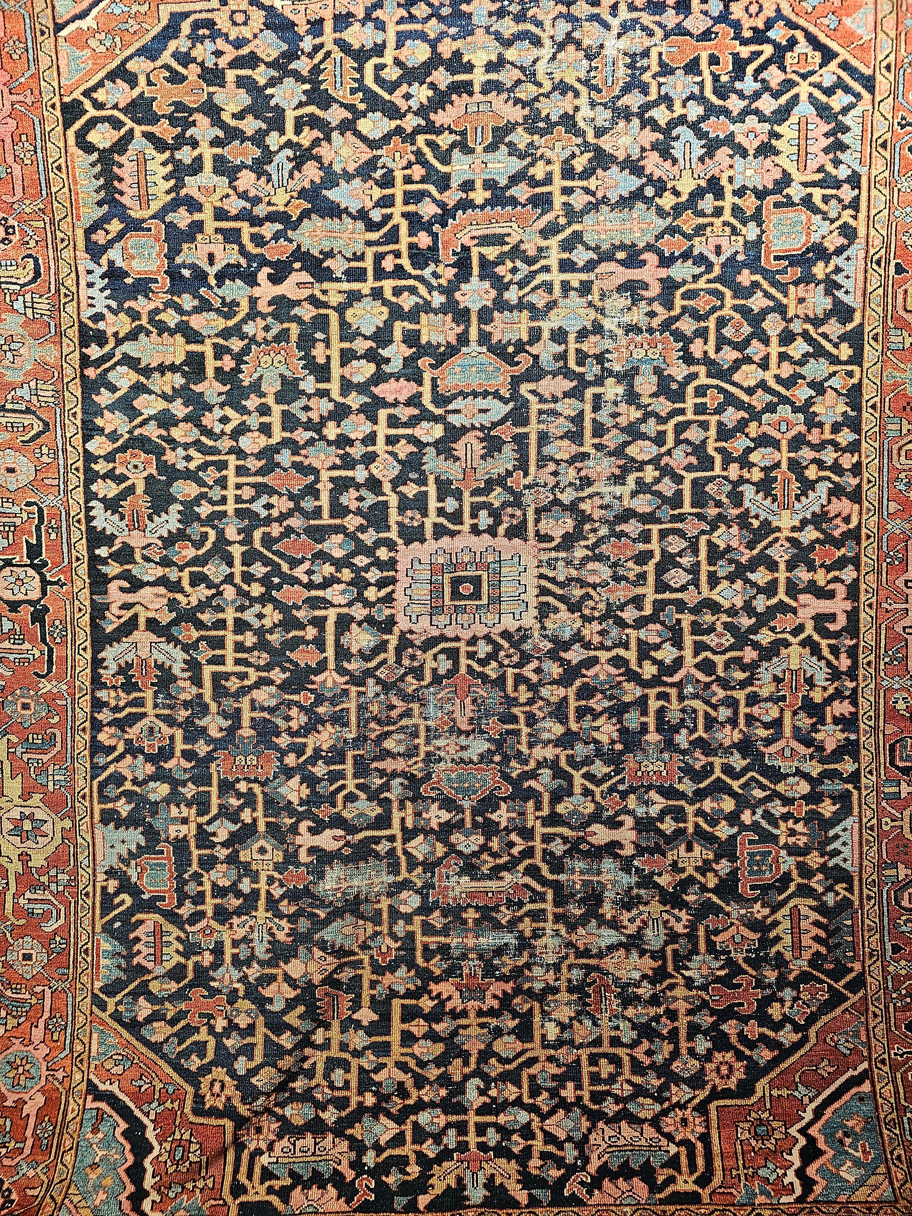 Persischer Heriz Serapi aus dem 19. Jahrhundert mit Allover-Muster in Blau, Rosa, Grün (Handgeknüpft) im Angebot