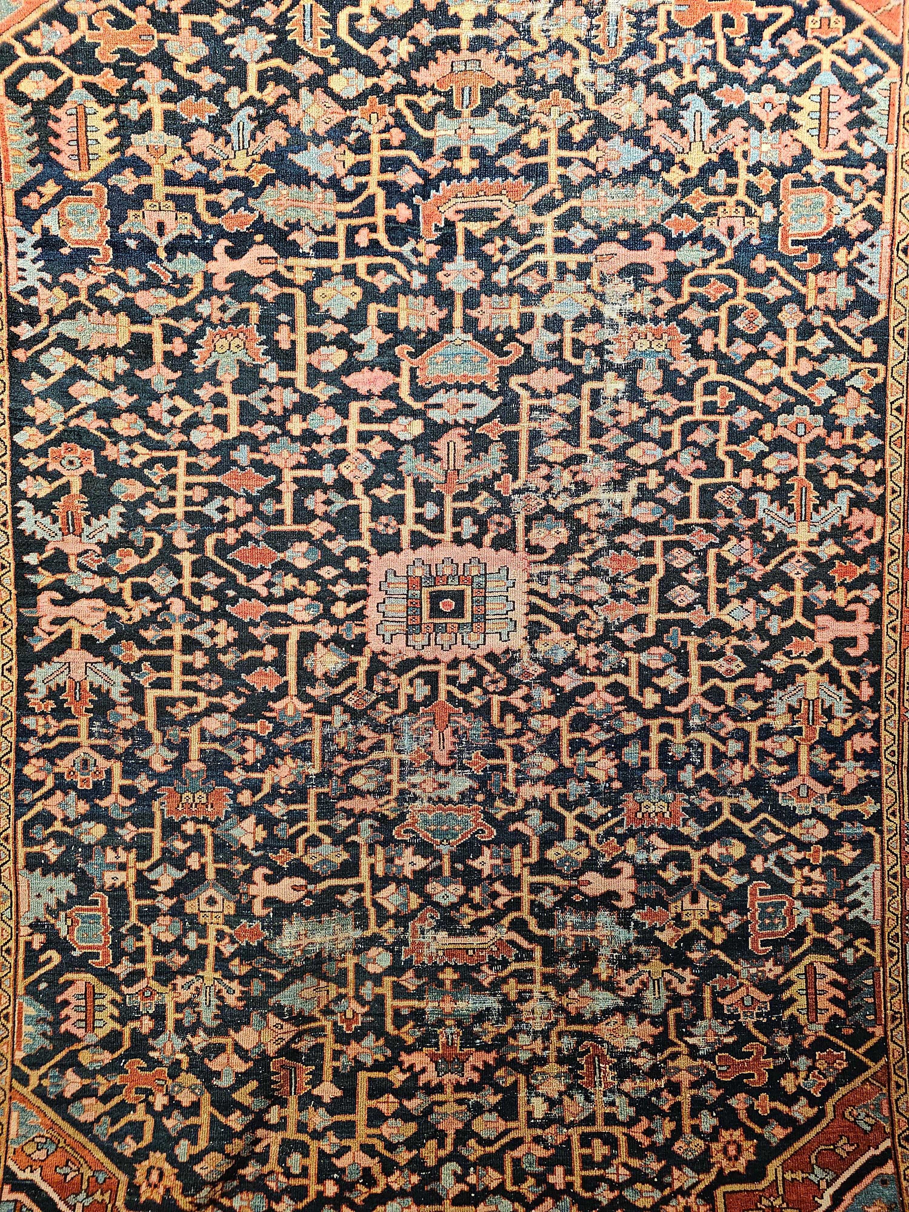 Persischer Heriz Serapi aus dem 19. Jahrhundert mit Allover-Muster in Blau, Rosa, Grün im Zustand „Gut“ im Angebot in Barrington, IL
