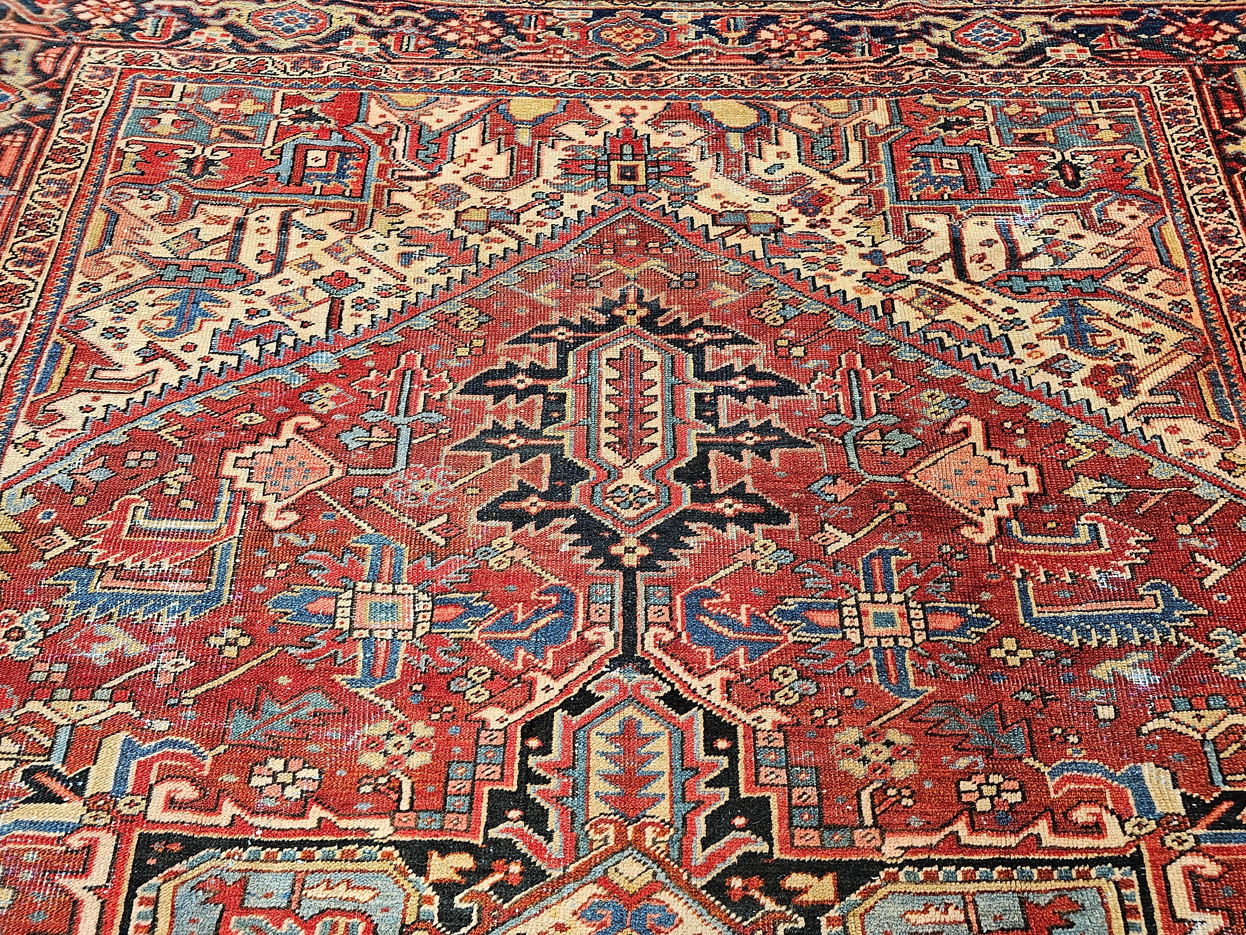 Heriz Serapi persan du 19ème siècle rouge, turquoise, vert, jaune, rose, bleu marine en vente 4