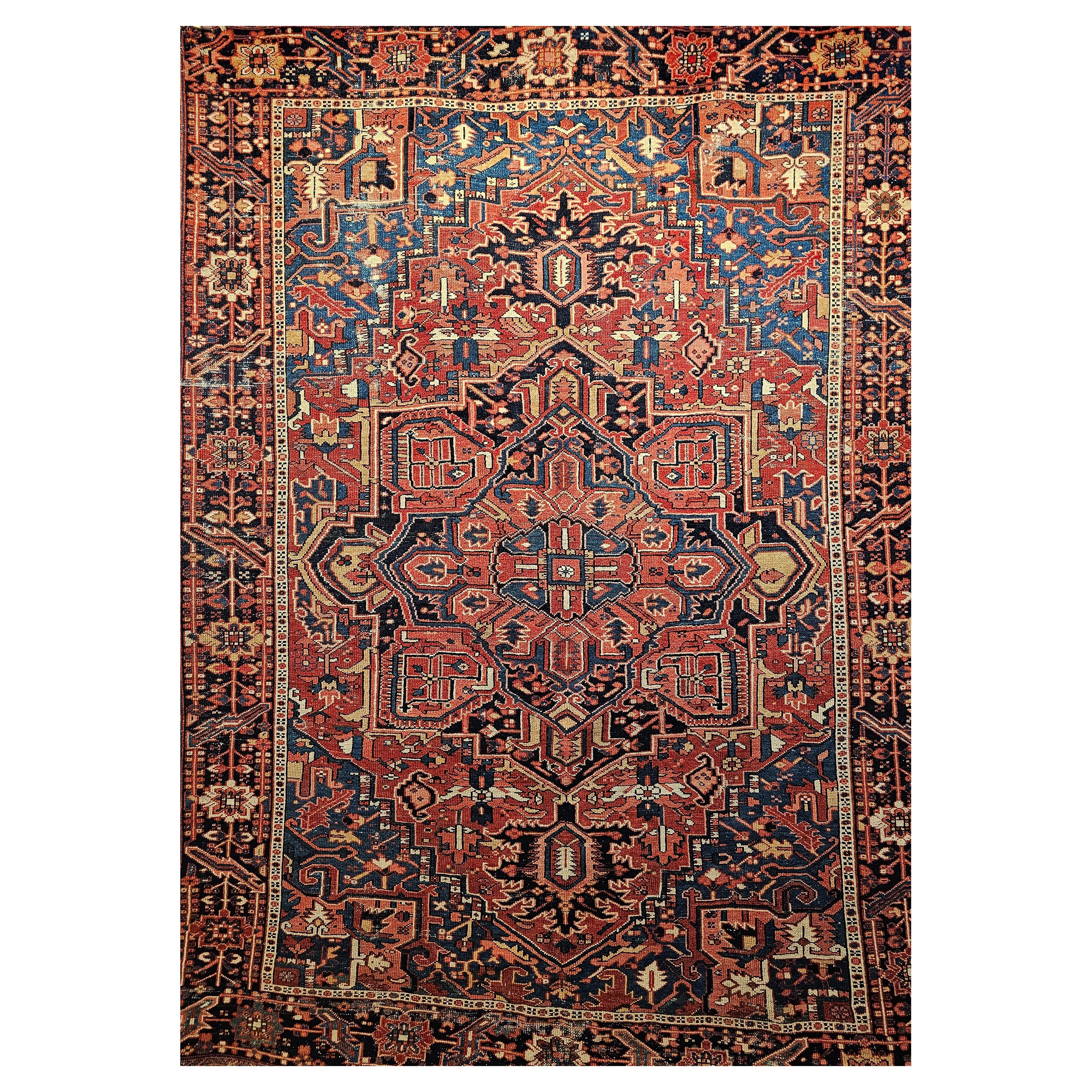 Tapis persan Heriz Serapi du 19ème siècle en rouge rouille, bleu français, ivoire, bleu marine