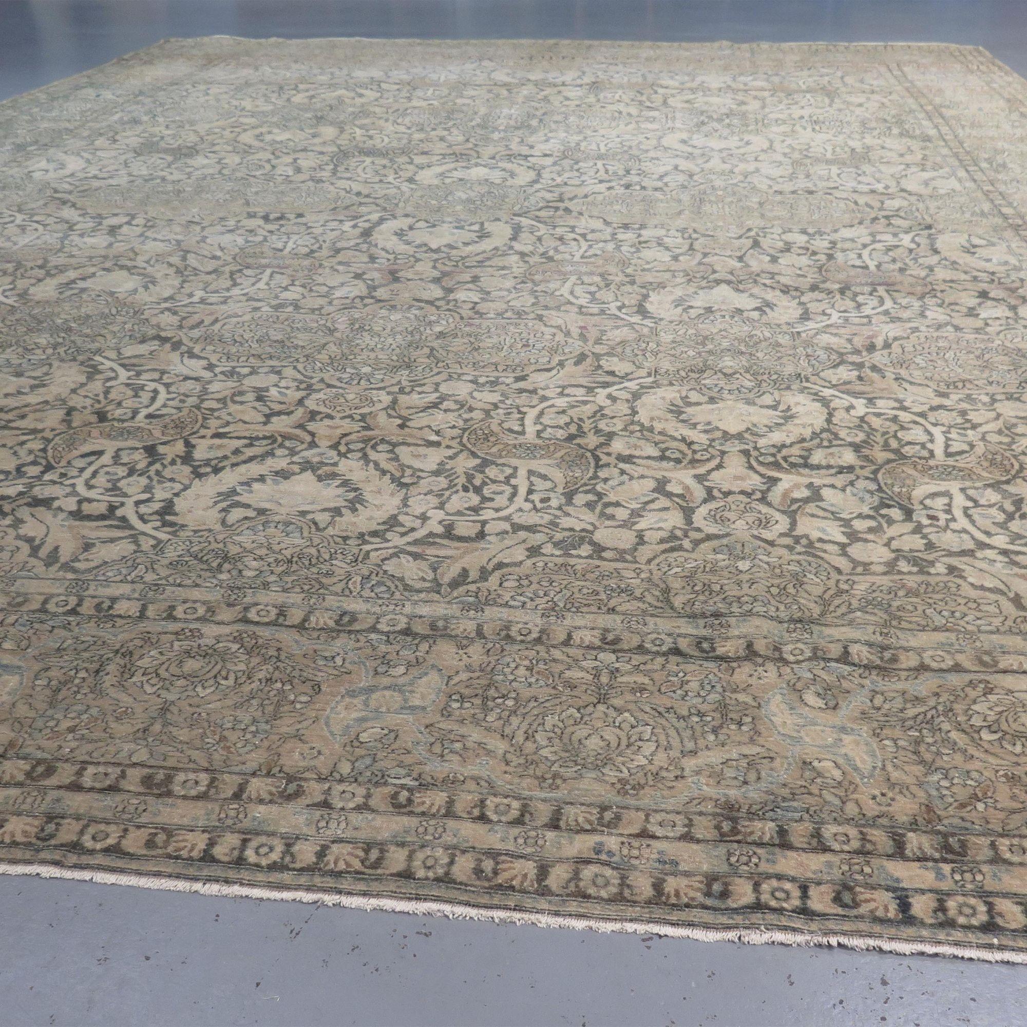 19th Century Persian Isfahan Carpet (Persisch) im Angebot