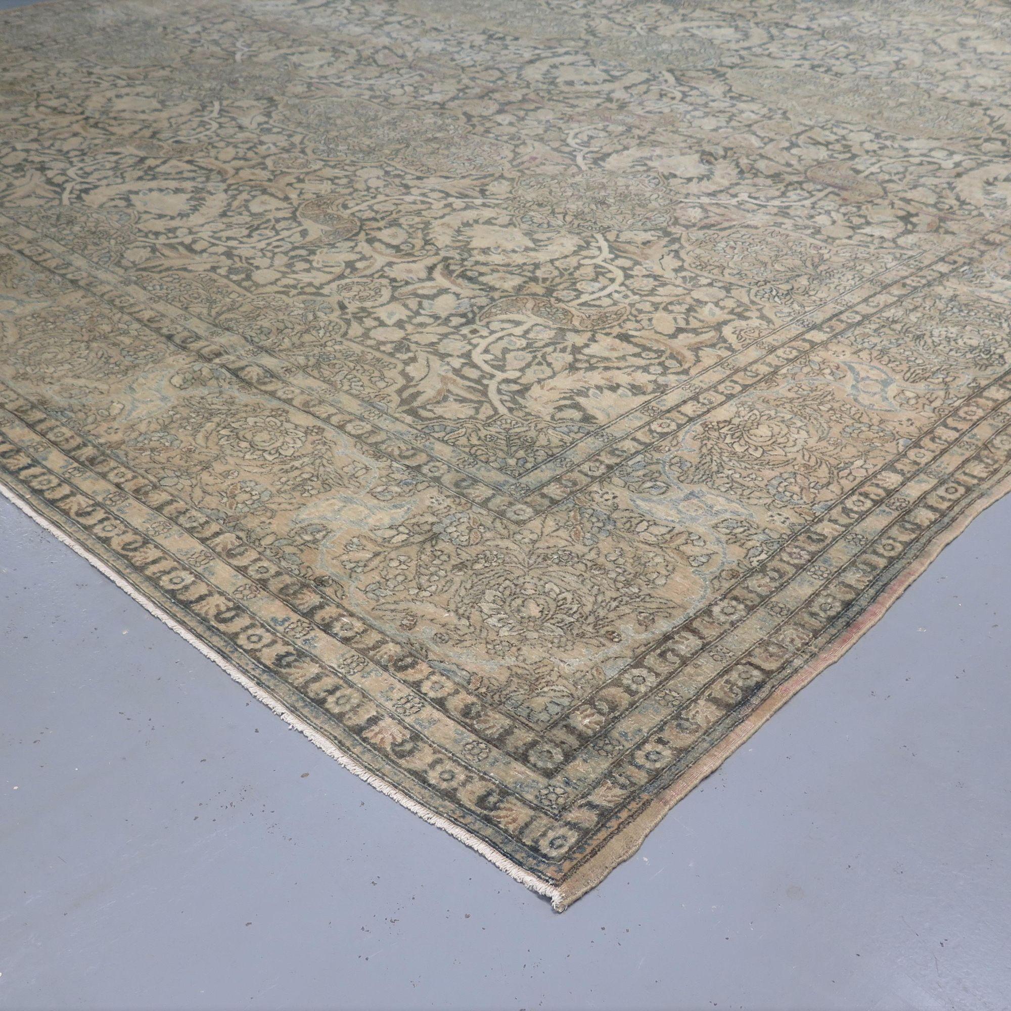 19th Century Persian Isfahan Carpet (Wolle) im Angebot
