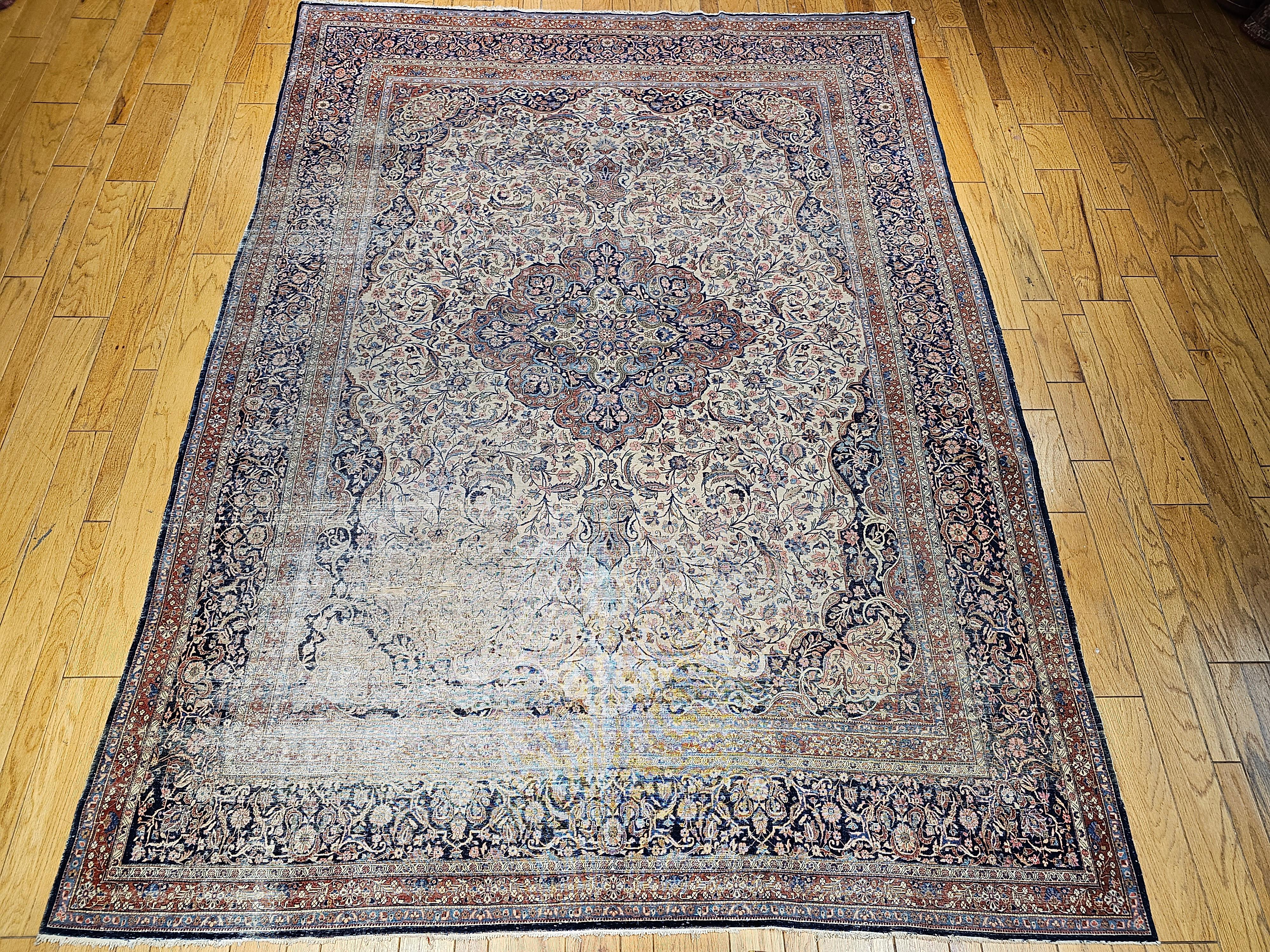 Kashan persan du XIXe siècle, de la taille d'une pièce, avec un motif floral sur un fond de couleur crème dans le motif traditionnel de Shah Abbas de la faucille et des feuilles. La gamme de couleurs utilisée dans ce tapis est incroyable. Parmi les