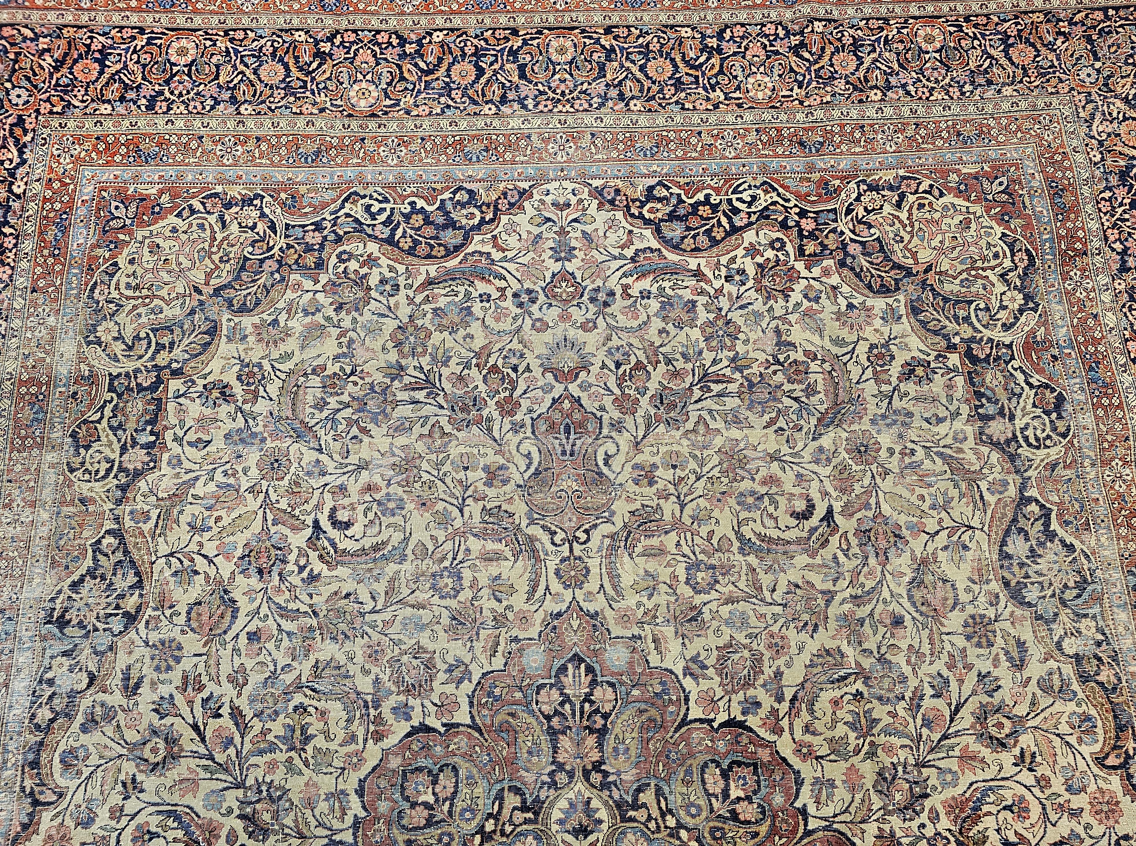Perse Tapis persan Kashan du 19ème siècle avec un champ ivoire en vente