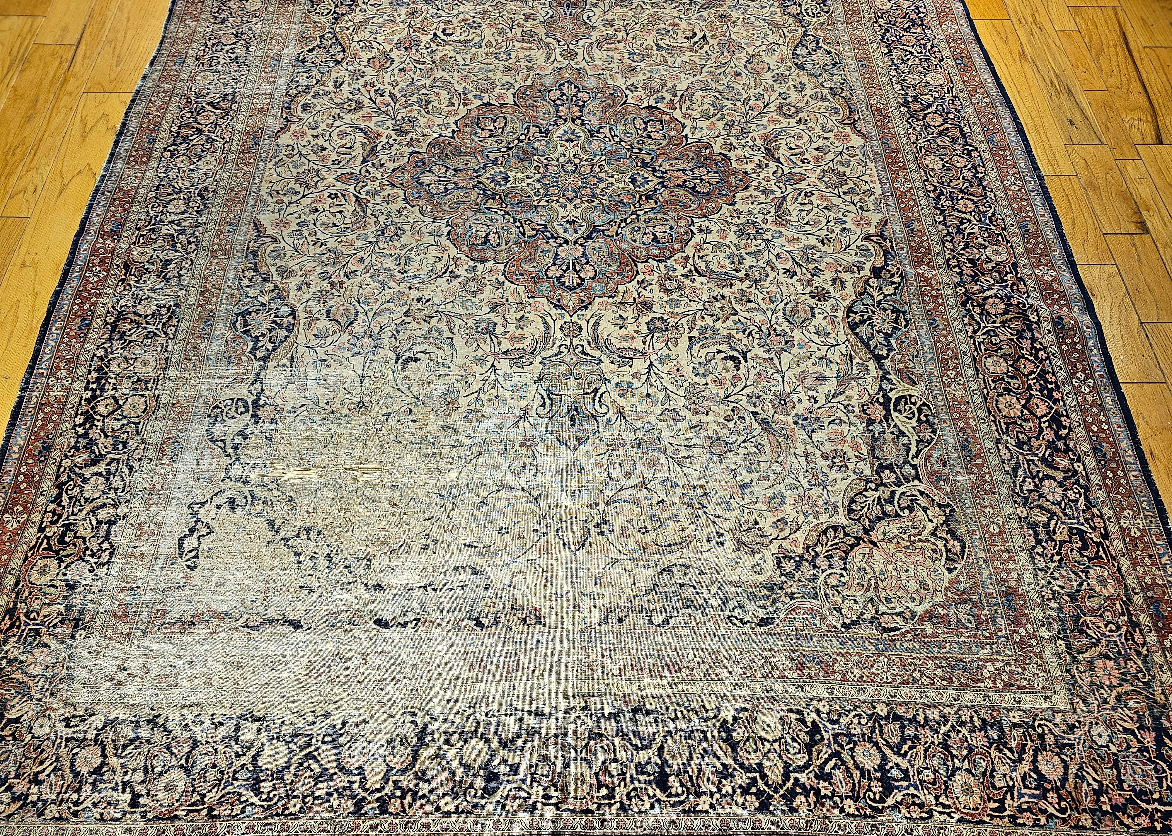 Tapis persan Kashan du 19ème siècle avec un champ ivoire État moyen - En vente à Barrington, IL