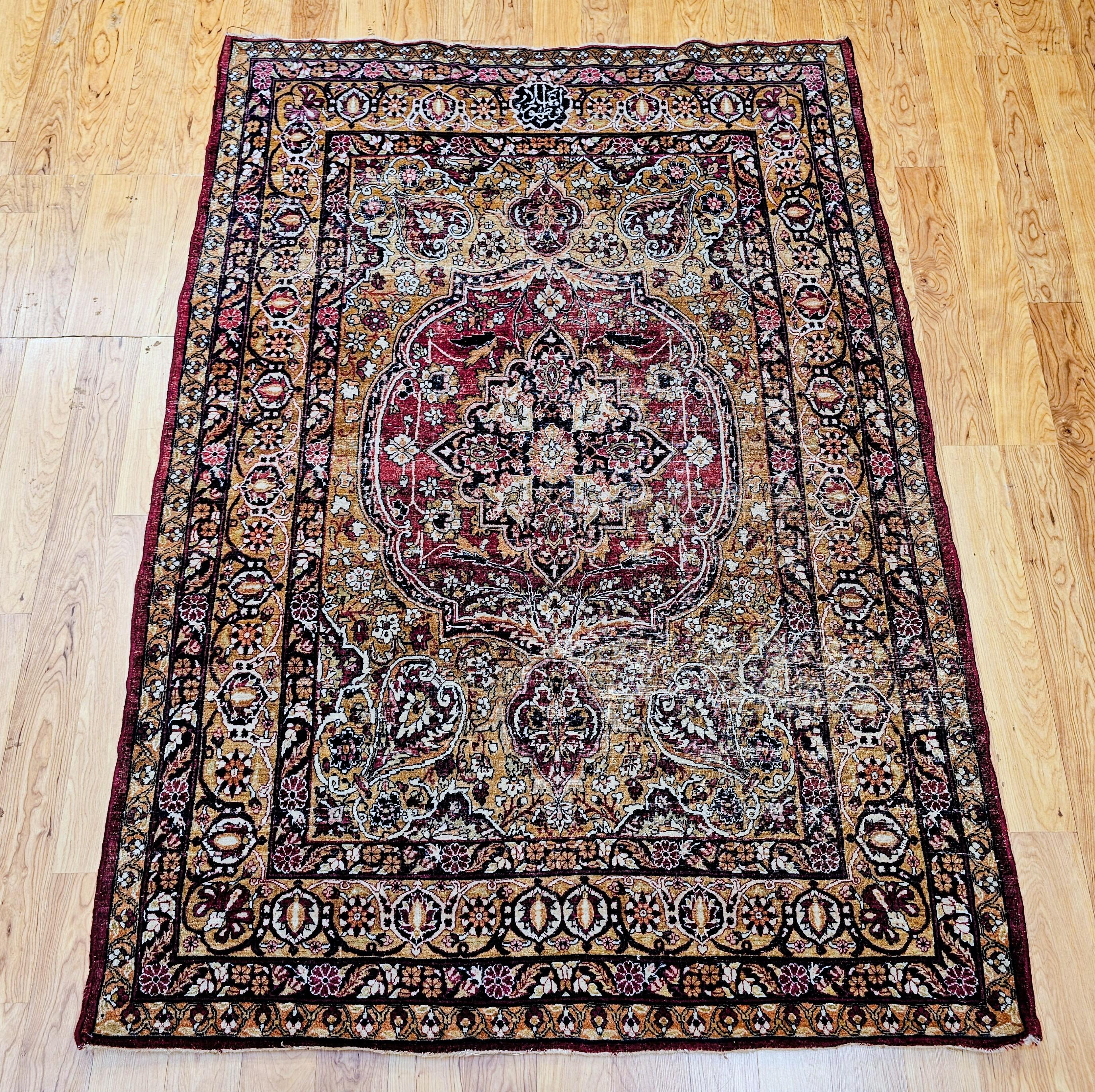 Un raro tappeto persiano Kerman Lavar del XIX secolo con un medaglione rosso radioso su un campo dorato con delicati riflessi di seta. Brilliantemente intrecciato con raffinata maestria e colori ricchi, questo pezzo di qualità museale esemplifica