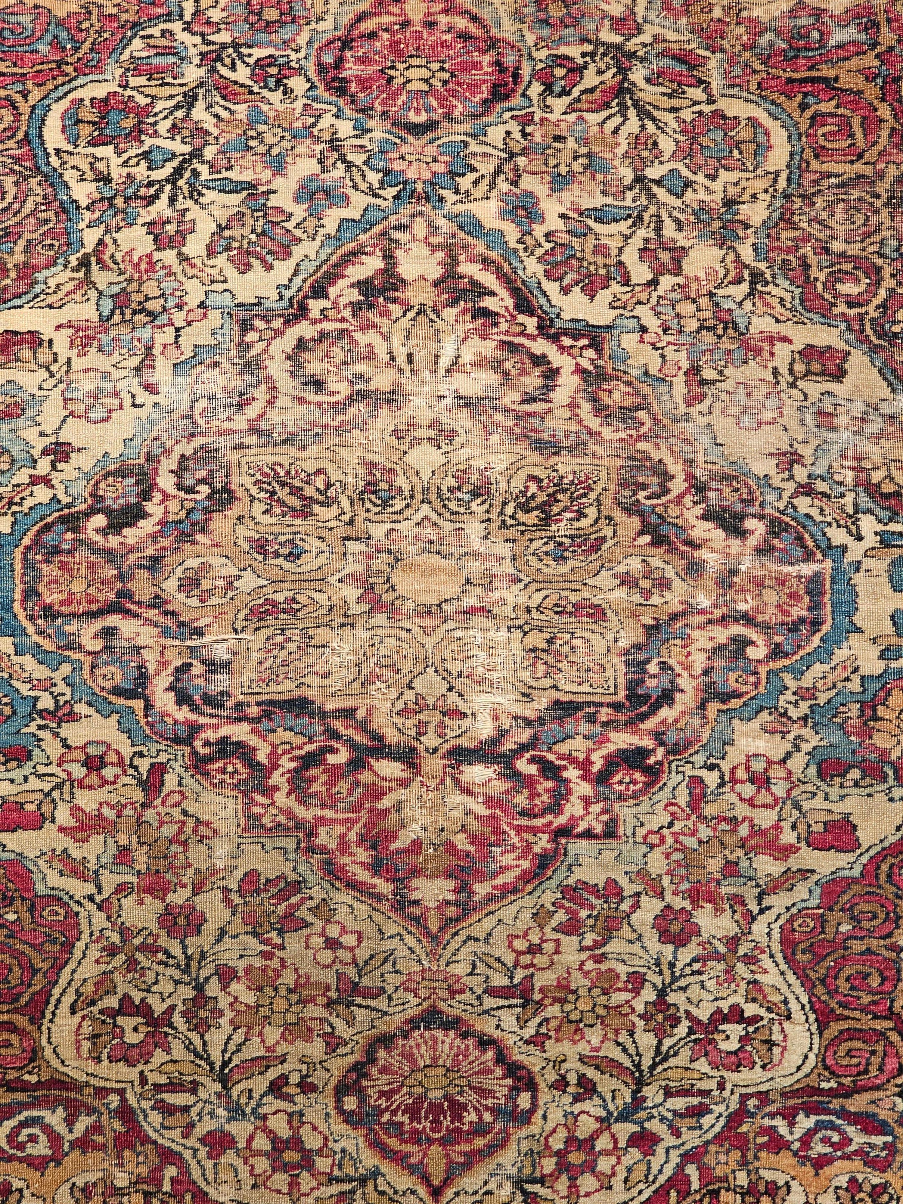 Tintura vegetale Tappeto persiano Kerman Lavar del XIX secolo in avorio, rosso, blu persiano e blu navy in vendita