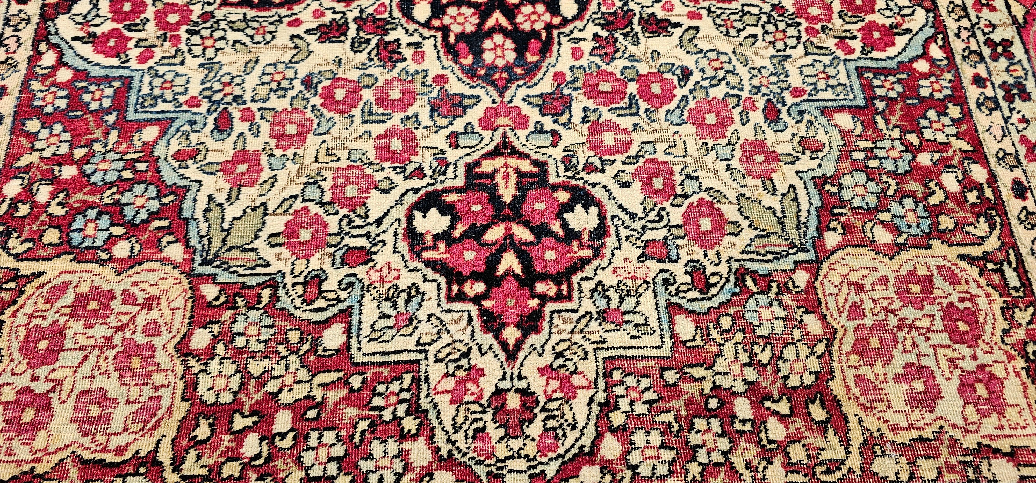 Persischer Kerman Lavar-Teppich aus dem 19. Jahrhundert in rotem, elfenbeinfarbenem, schwarzem und geblümtem Design im Angebot 1