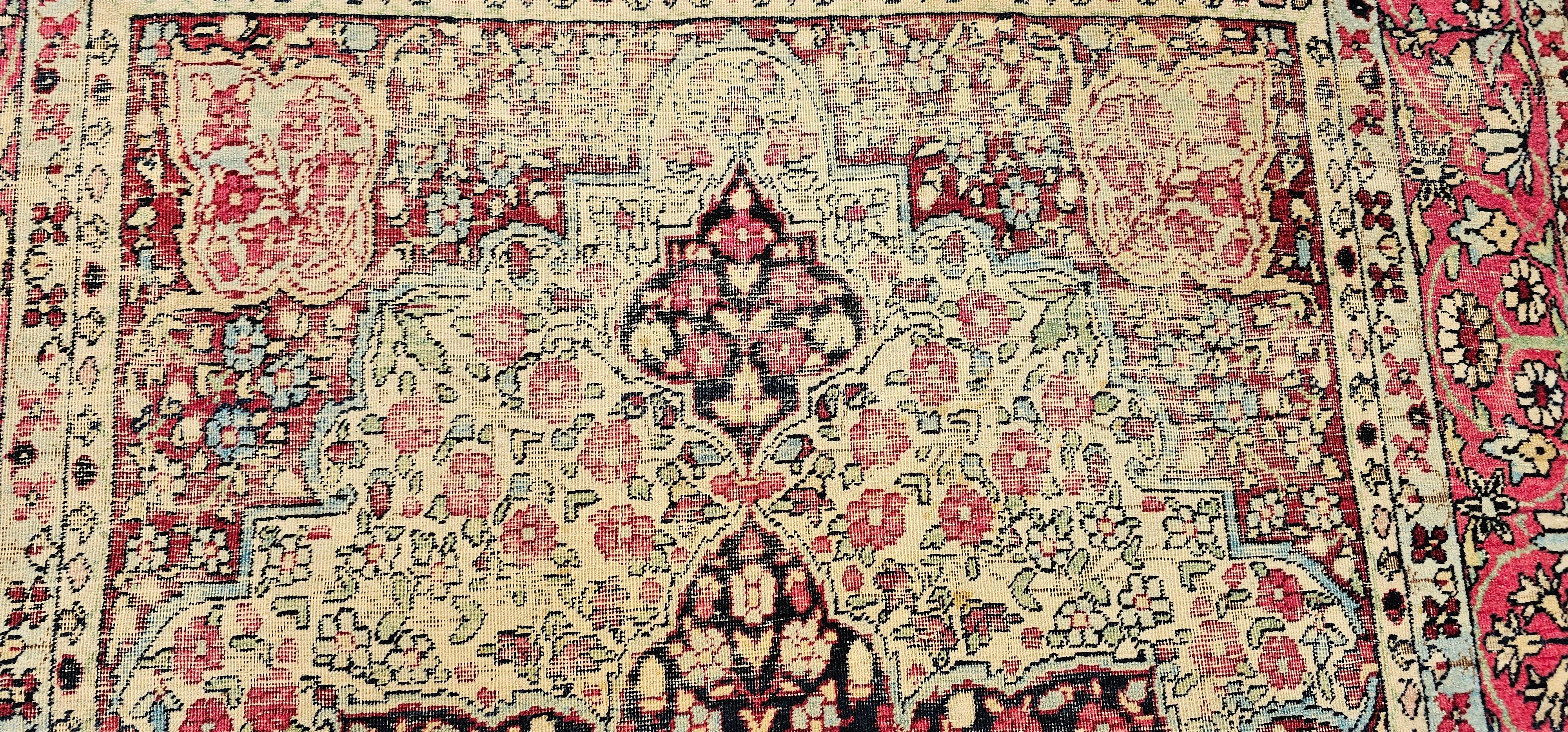 Persischer Kerman Lavar-Teppich aus dem 19. Jahrhundert in rotem, elfenbeinfarbenem, schwarzem und geblümtem Design im Angebot 3
