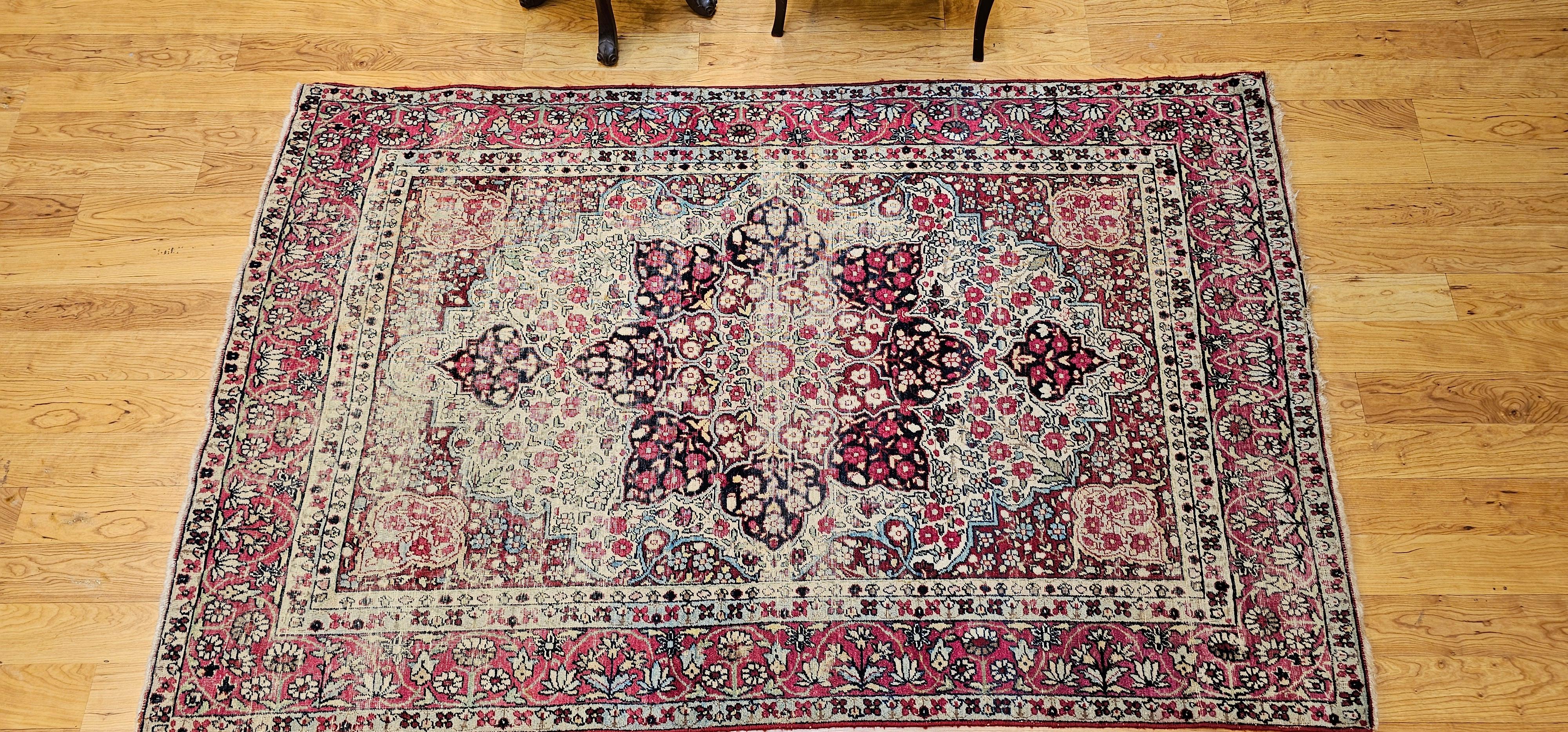 Persischer Kerman Lavar-Teppich aus dem 19. Jahrhundert in rotem, elfenbeinfarbenem, schwarzem und geblümtem Design im Angebot 7