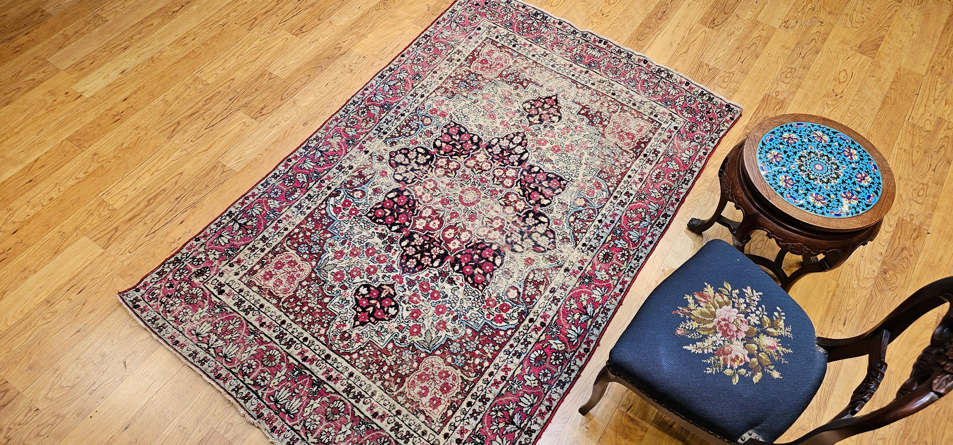 Persischer Kerman Lavar-Teppich aus dem 19. Jahrhundert in rotem, elfenbeinfarbenem, schwarzem und geblümtem Design im Angebot 6