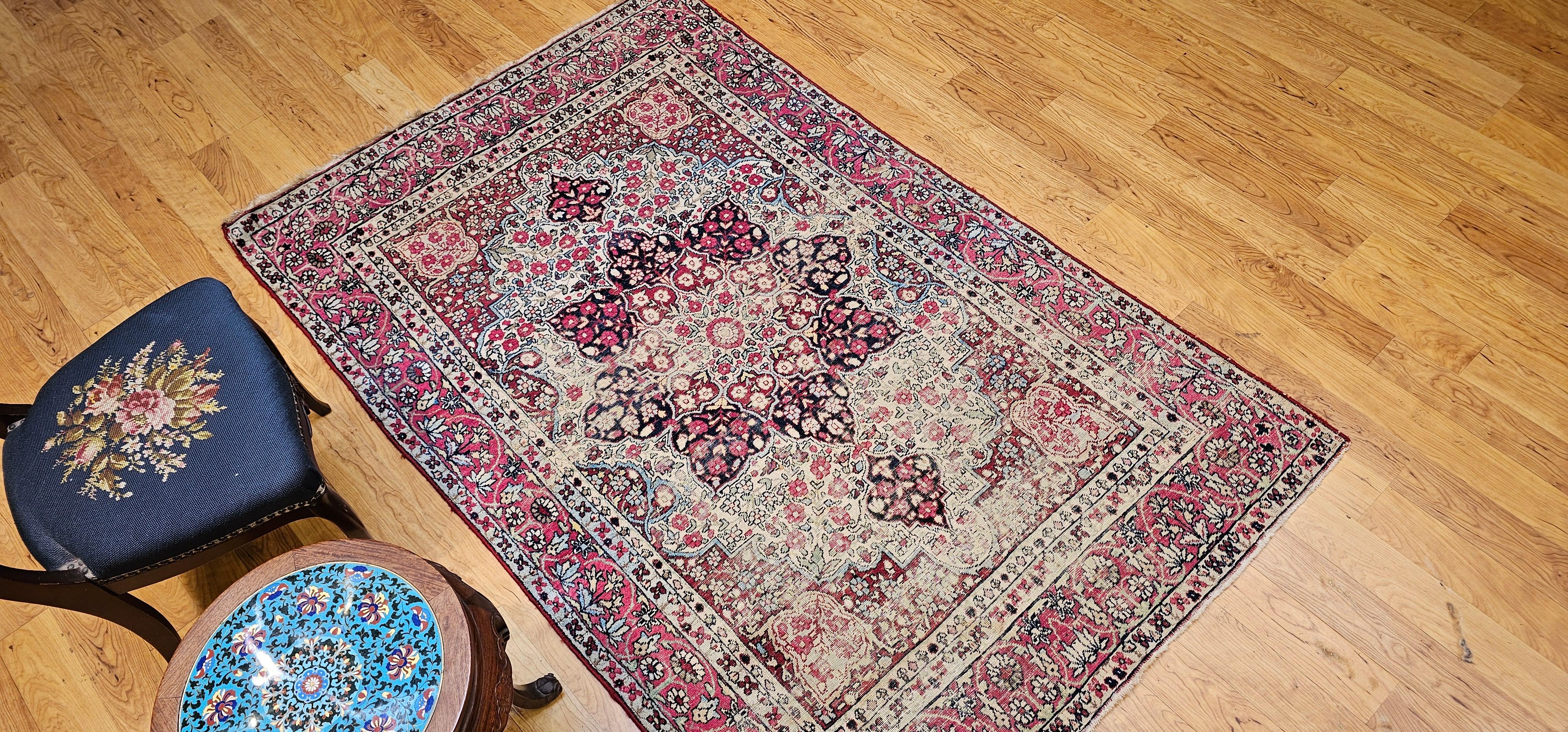 Persischer Kerman Lavar-Teppich aus dem 19. Jahrhundert in rotem, elfenbeinfarbenem, schwarzem und geblümtem Design im Angebot 8