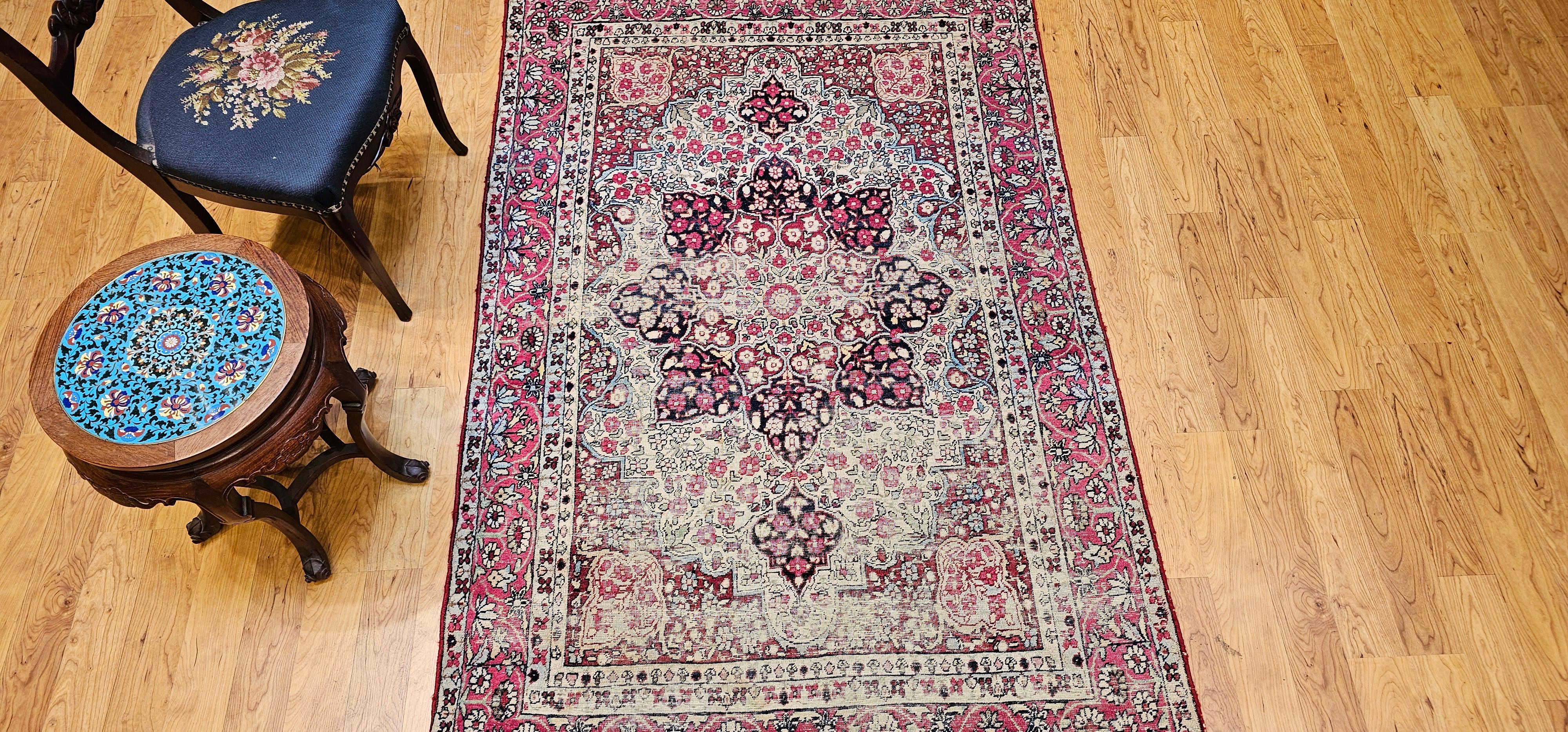 Persischer Kerman Lavar-Teppich aus dem 19. Jahrhundert in rotem, elfenbeinfarbenem, schwarzem und geblümtem Design im Angebot 9