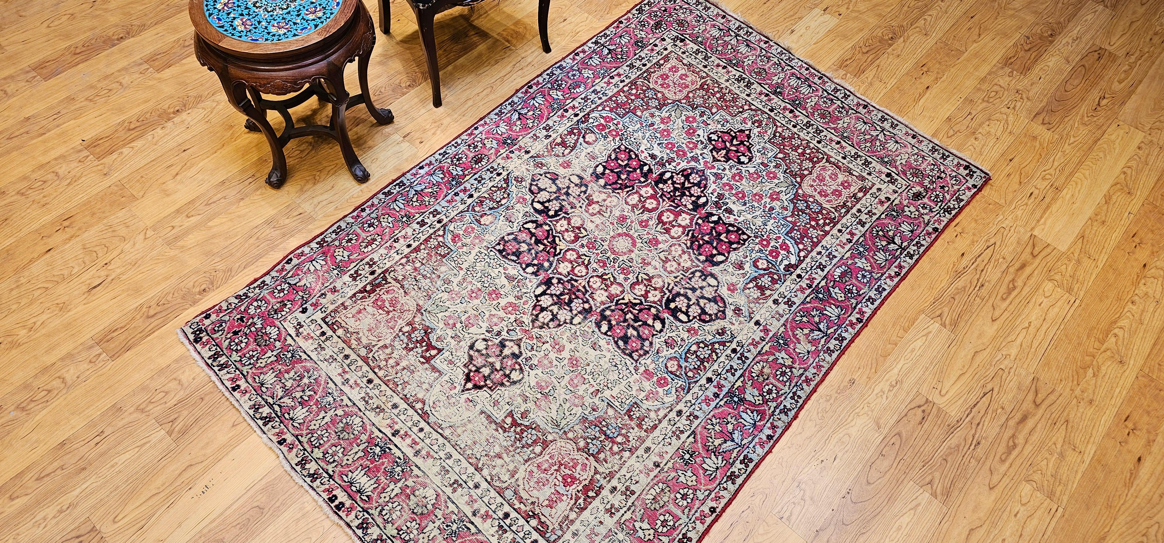 Persischer Kerman Lavar-Teppich aus dem 19. Jahrhundert in rotem, elfenbeinfarbenem, schwarzem und geblümtem Design im Angebot 10