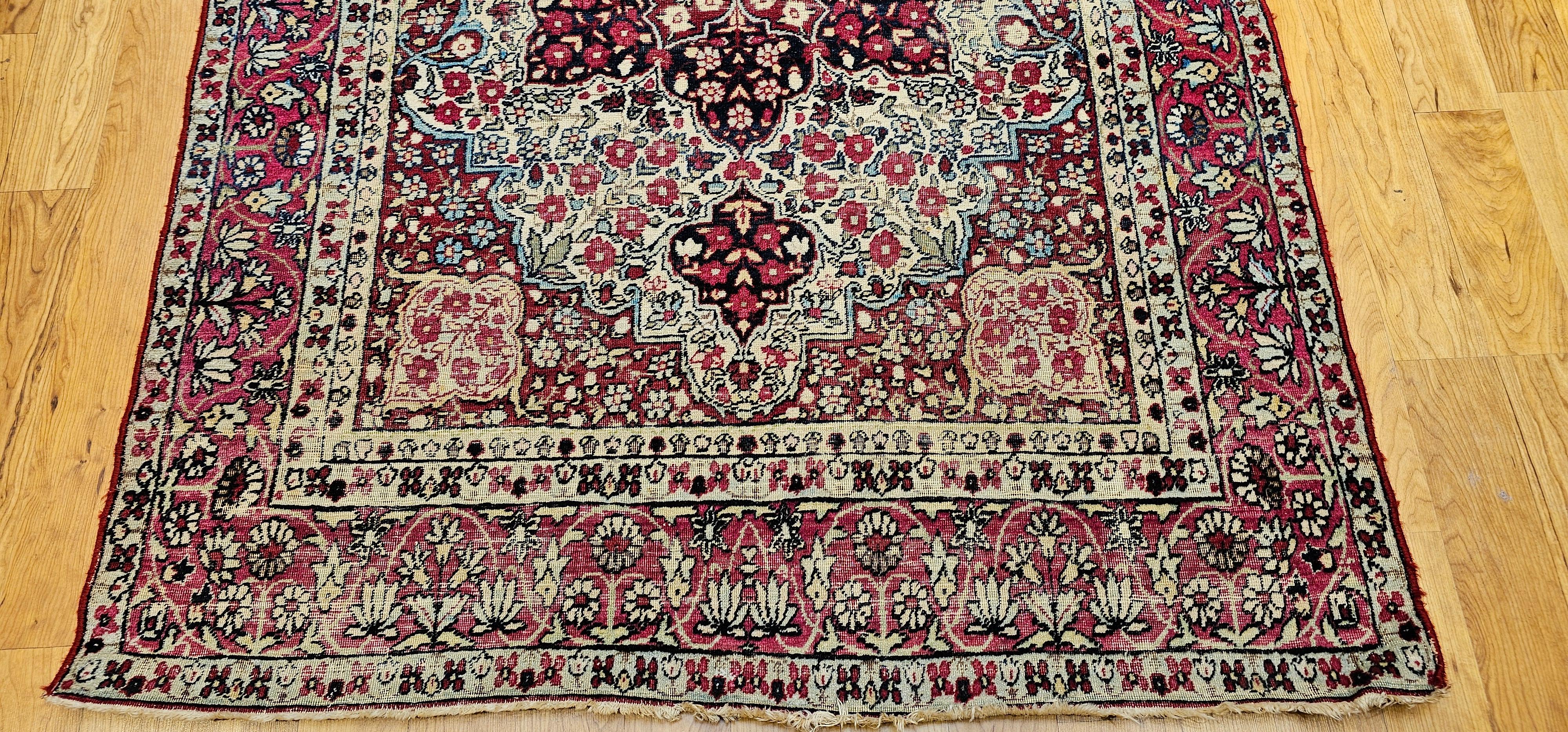 Persischer Kerman Lavar-Teppich aus dem 19. Jahrhundert in rotem, elfenbeinfarbenem, schwarzem und geblümtem Design (Pflanzlich gefärbt) im Angebot