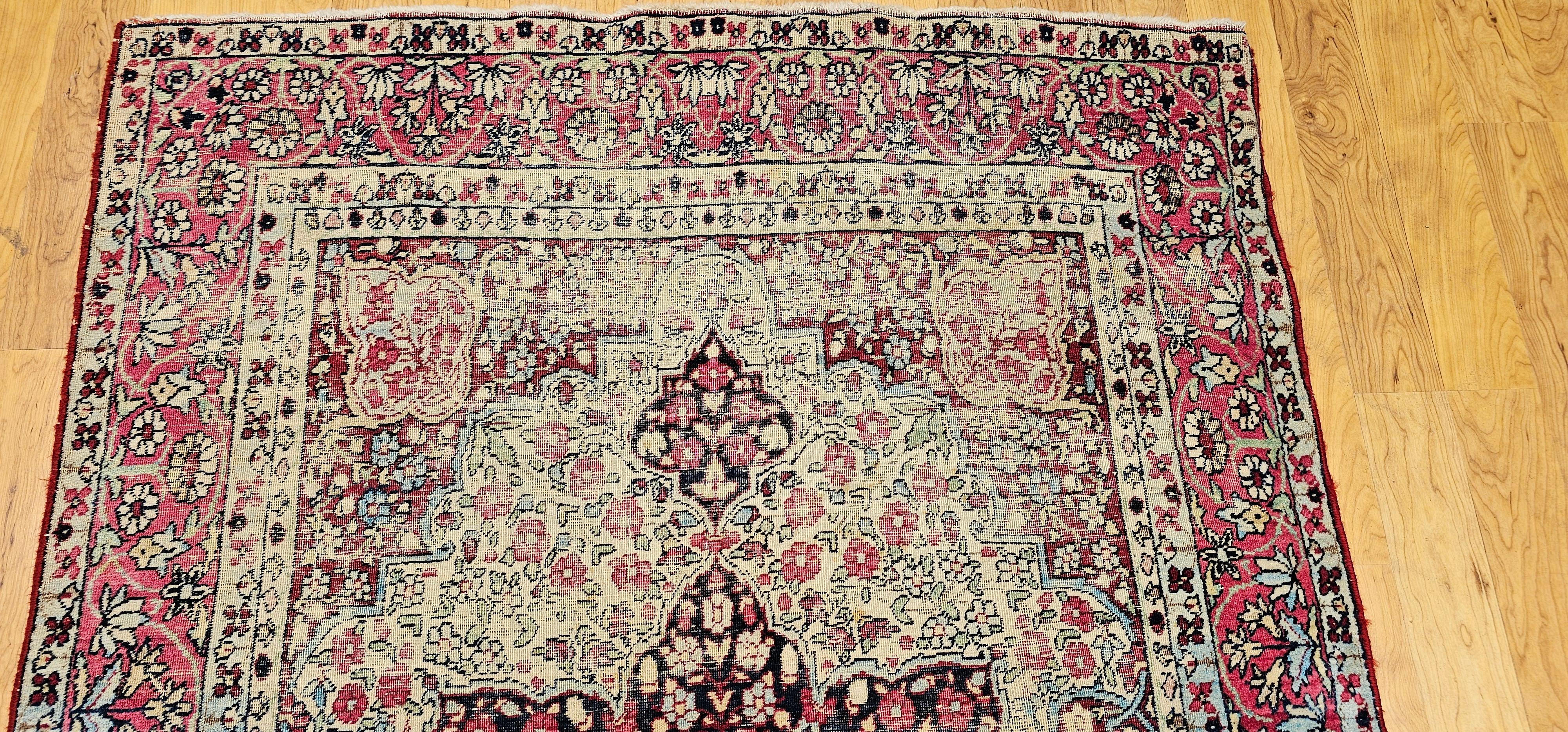 Persischer Kerman Lavar-Teppich aus dem 19. Jahrhundert in rotem, elfenbeinfarbenem, schwarzem und geblümtem Design (Spätes 19. Jahrhundert) im Angebot