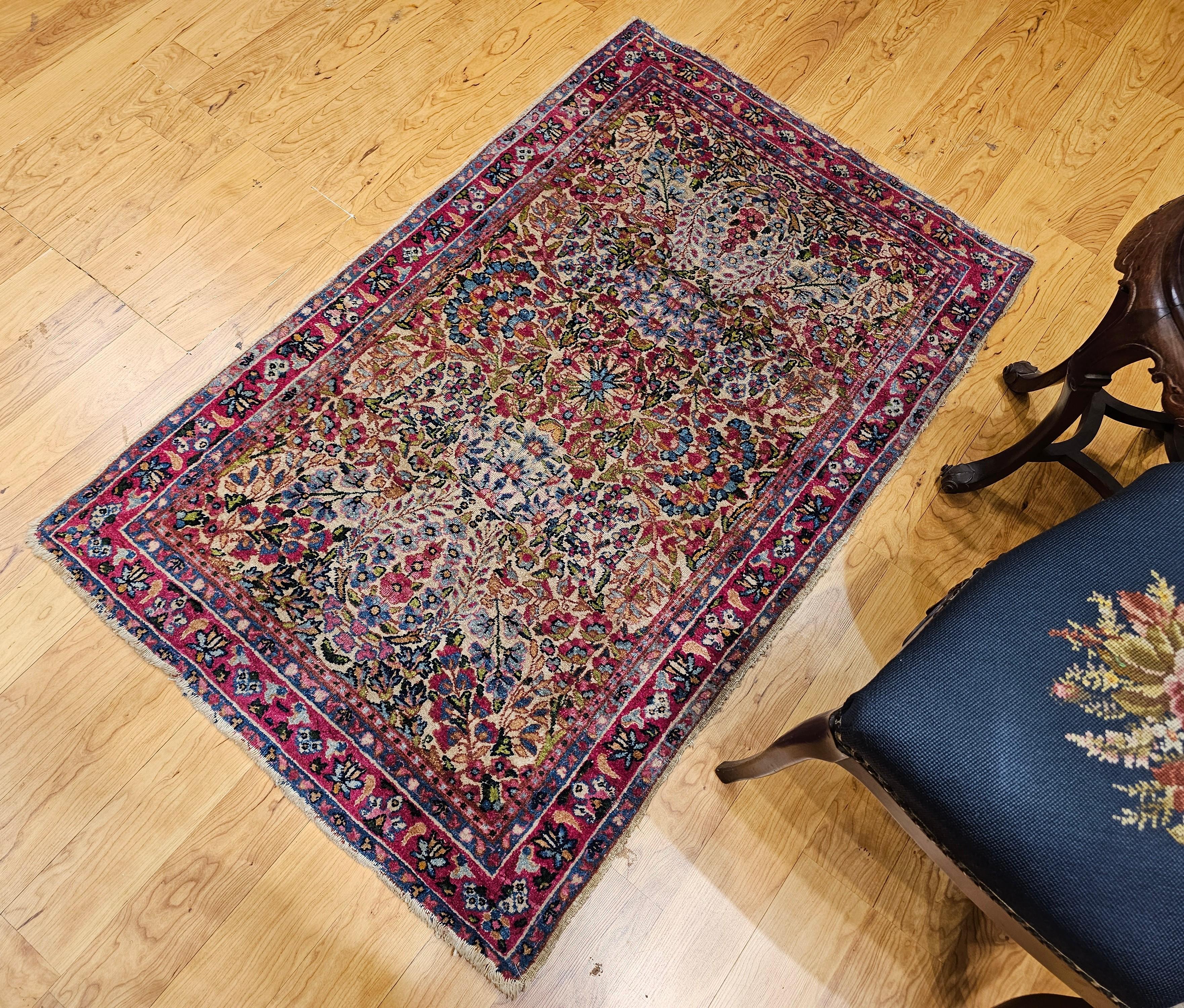 Kerman Lavar persan du 19ème siècle, motif floral sur toute sa surface en vente 4