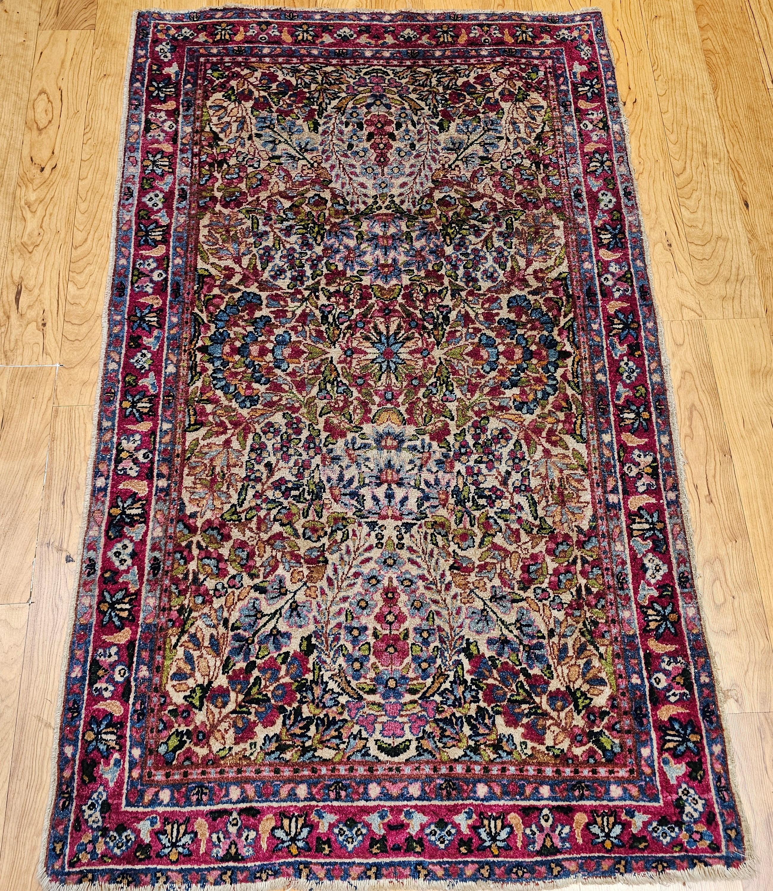 Kerman Lavar persan du 19ème siècle, motif floral sur toute sa surface en vente 10