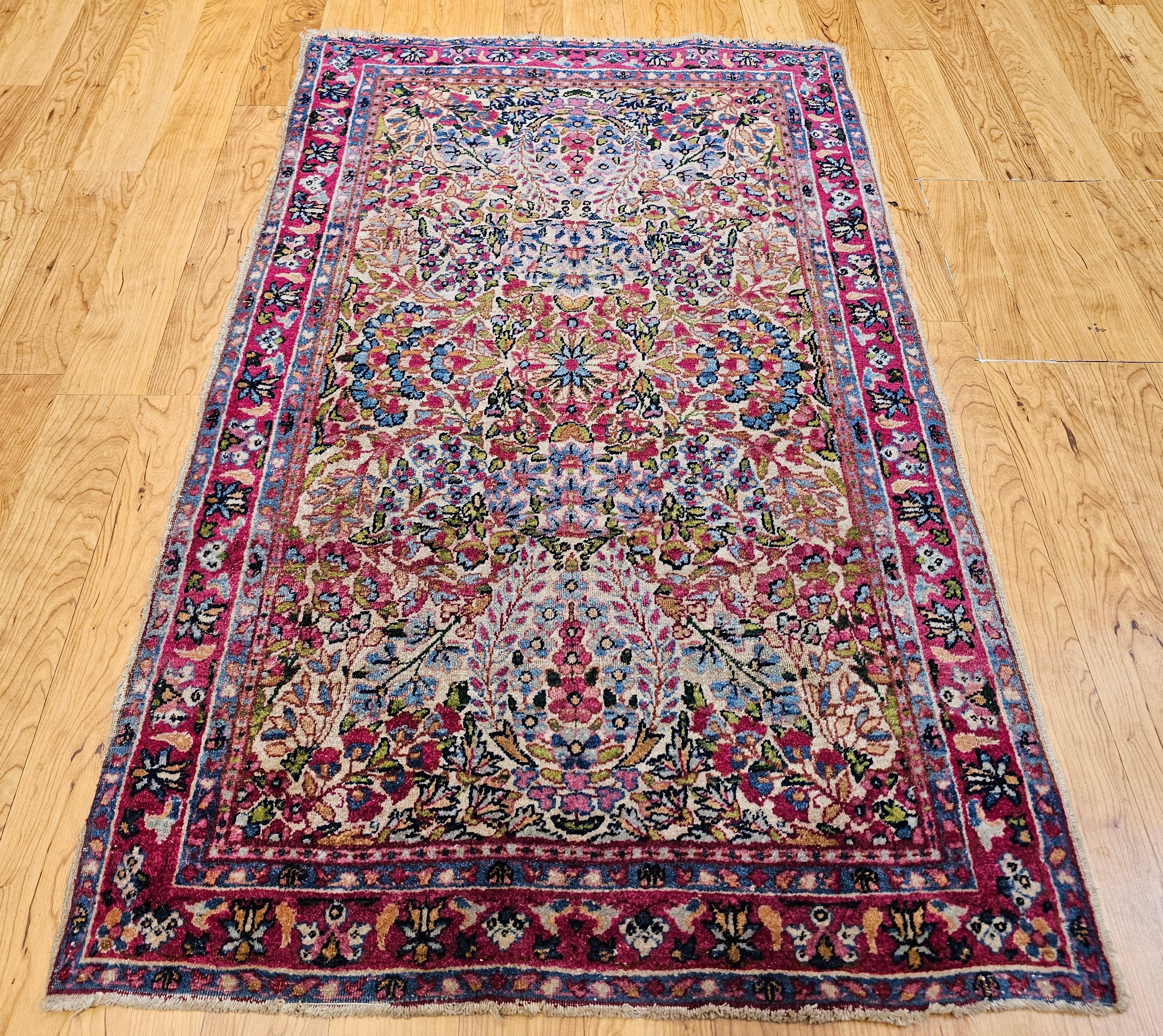 Une beauté à couper le souffle !  C'est ce qui vient à l'esprit lorsqu'on voit ce merveilleux petit bijou fabriqué à la main.  Le tapis d'extérieur Brilliante de Kerman présente un motif floral dans une magnifique combinaison de couleurs brillantes,
