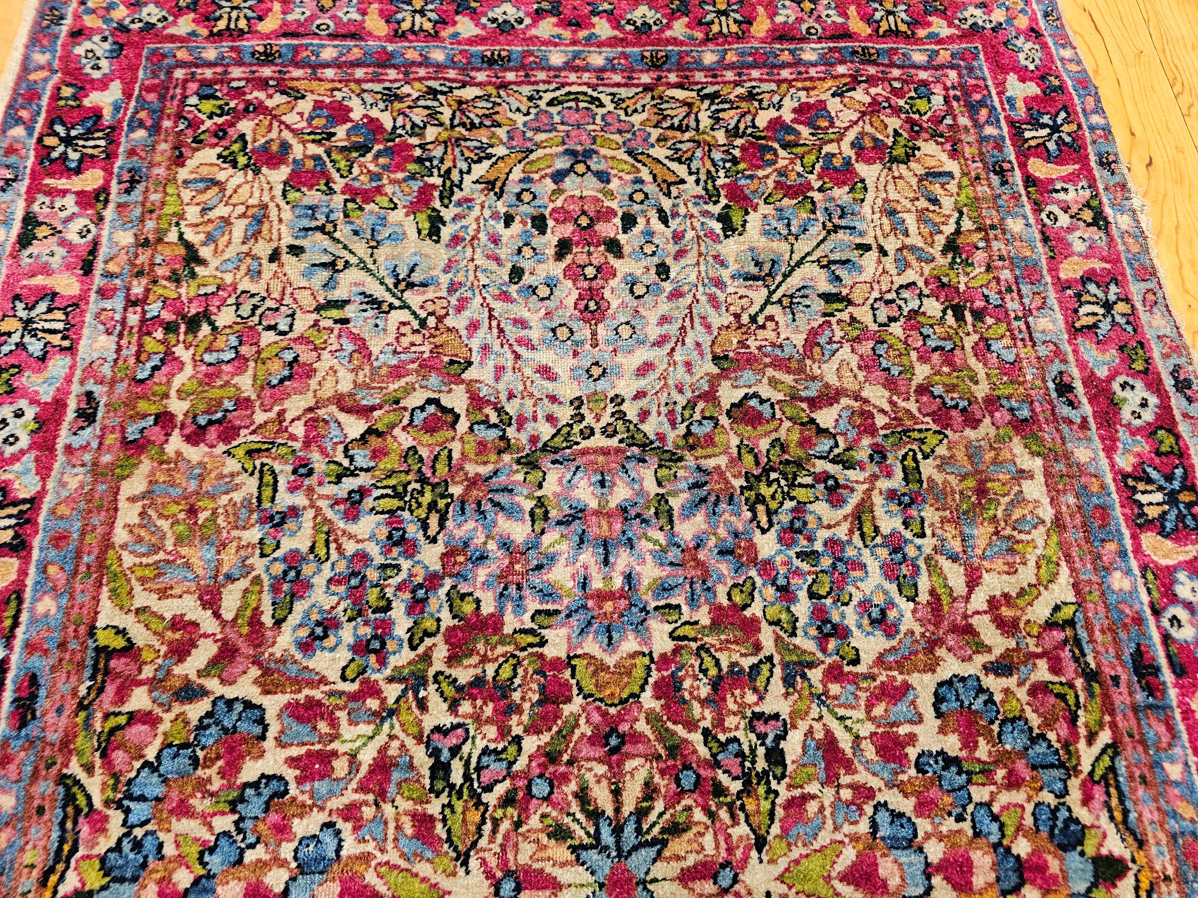 Perse Kerman Lavar persan du 19ème siècle, motif floral sur toute sa surface en vente