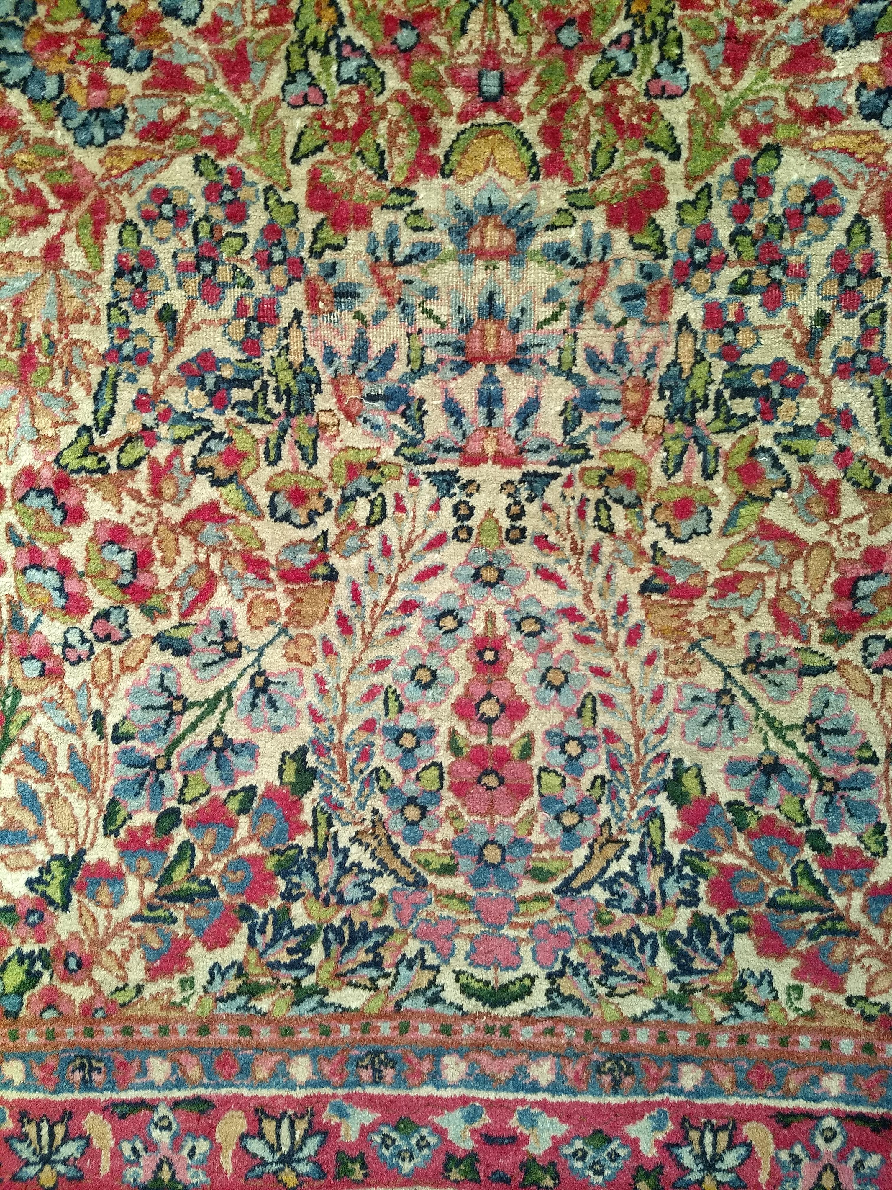 XIXe siècle Kerman Lavar persan du 19ème siècle, motif floral sur toute sa surface en vente